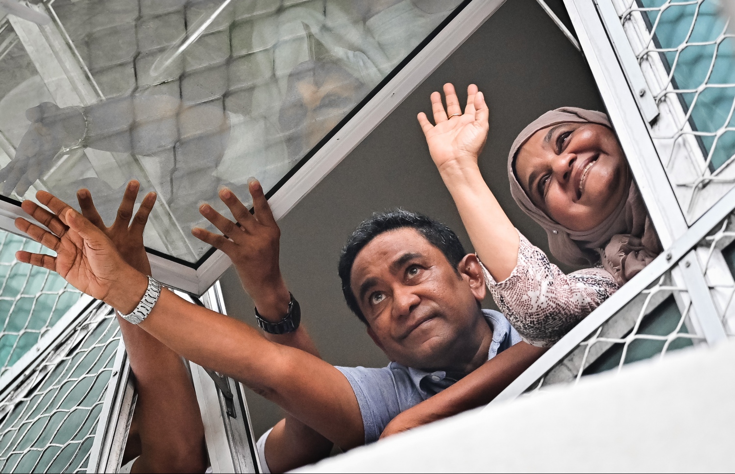 ކުރީގެ ރައީސް ޔާމީން ޖަލުން ގޭ ބަންދަށް ބަދަލުކުރުމުން މަރުހަބާ ކިޔަން އެއްވި އެތައް ސަތޭކަ ބަޔަކަށް އިޝާރާތް ކުރައްވައި ޔާމީނާއި އަނބިކަނބަލުން ފާތުން ސަލާން ކުރައްވަނީ.---ފޮޓޯ: ނިޝާން އަލީ| މިހާރު