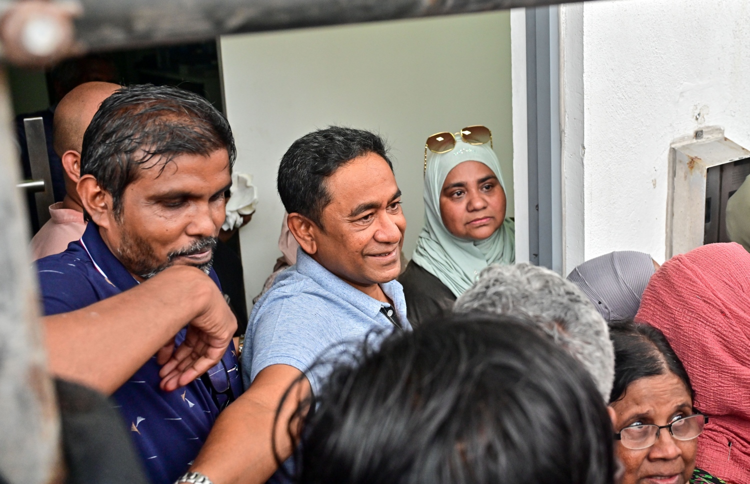 ކުރީގެ ރައީސް ޔާމީން ޖަލުން ގޭ ބަންދަށް ބަދަލުކުރުމުން މަރުހަބާ ކިޔަން އެއްވި އެތައް ސަތޭކަ ބަޔަކަށް އިޝާރާތް ކުރައްވައި ސަލާން ކުރައްވަނީ.---ފޮޓޯ: ނިޝާން އަލީ| މިހާރު