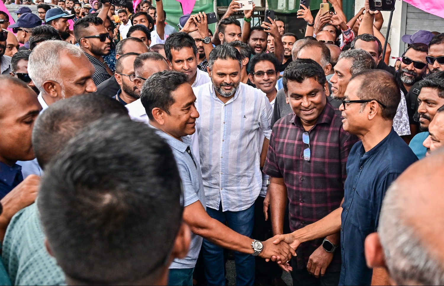 ކުރީގެ ރައީސް ޔާމީން ޖަލުން ގޭ ބަންދަށް ބަދަލުކުރުމުން މަރުހަބާ ކިޔަން އެއްވި މީހުންގެ ތެރޭގައި ހިމެނިވަޑައިގެންނެވި ކުރީގެ އެންވަޔަރުމެންޓް މިނިސްޓަރު ތޯރިގާ، ޔާމީން ސަލާން ކުރައްވަނީ.---ފޮޓޯ: ނިޝާން އަލީ| މިހާރު