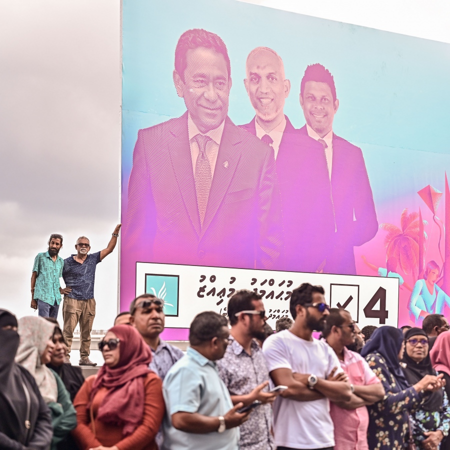 ކުރީގެ ރައީސް ޔާމީން ޖަލުން ގޭ ބަންދަށް ބަދަލުކުރުމުން ގެކޮޅަށް ވަޑައިގަންނަވާ ވަގުތެއްގެ އިންތިޒާރުގައި ސަޕޯޓަރުންތައް އެއްވެފައި: ޔާމީނަށް މަރުހަބާ ކިޔަން އެތައް ސަތޭކަ ބަޔަކު އެ މަނިކުފާނުގެ ގެކޮޅު ކައިރި އަށް ޖަމާވި. ޔާމީނަށް އިސްވެ މަރުހަބާ ދެންނެވީ އިންތިހާބީ ރައީސް ޑރ. މުހައްމަދު މުއިއްޒު.---ފޮޓޯ: ނިޝާން އަލީ| މިހާރު