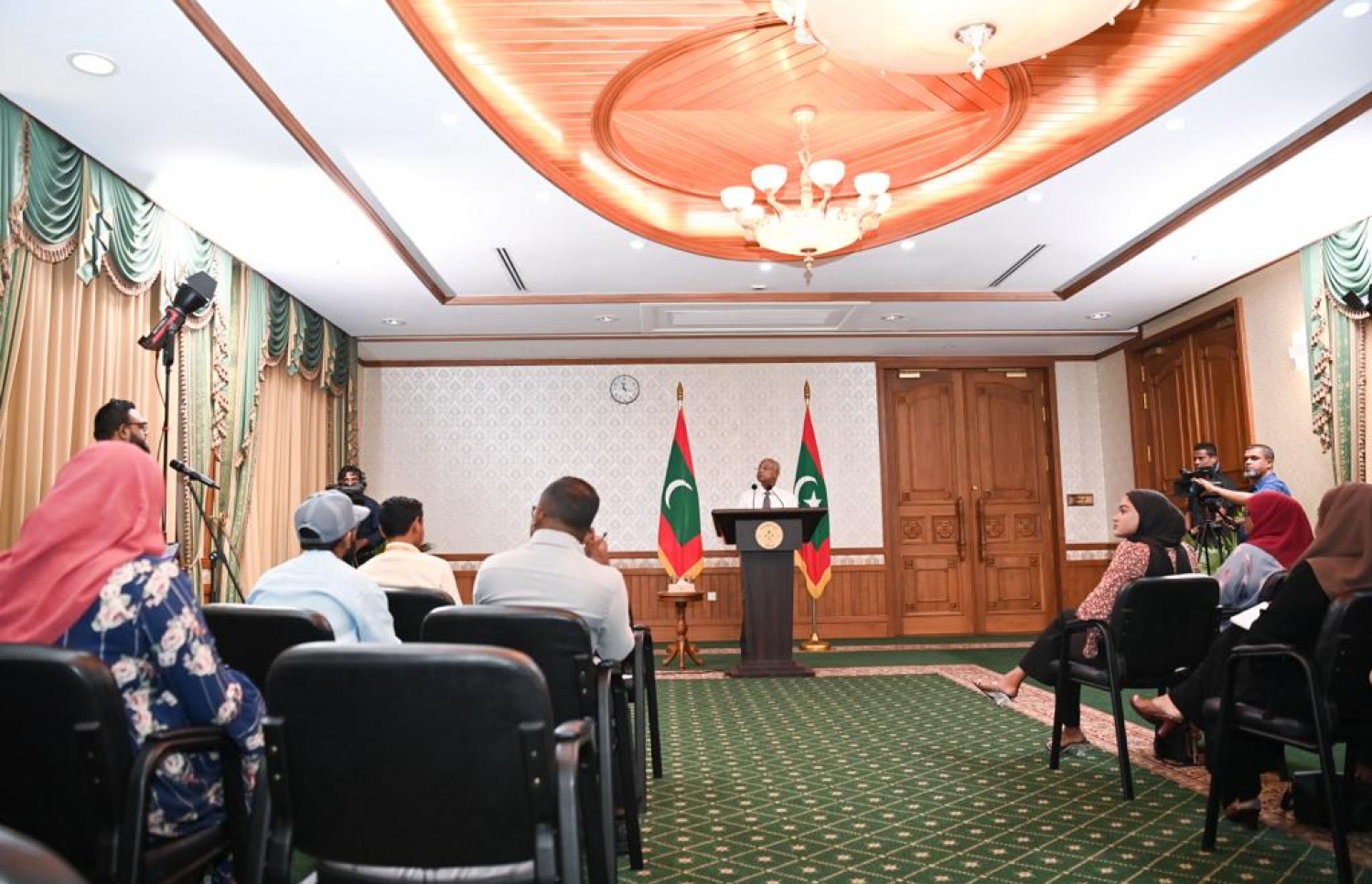 ރިޔާސީ އިންތިހާބަށް ފަހު، ރައީސް އިބްރާހިމް މުހައްމަދު ސޯލިހު ނޫސްވެރިންނާ ބައްދަލުކުރައްވަނީ.-- ފޮޓޯ: ރައީސް އޮފީސް