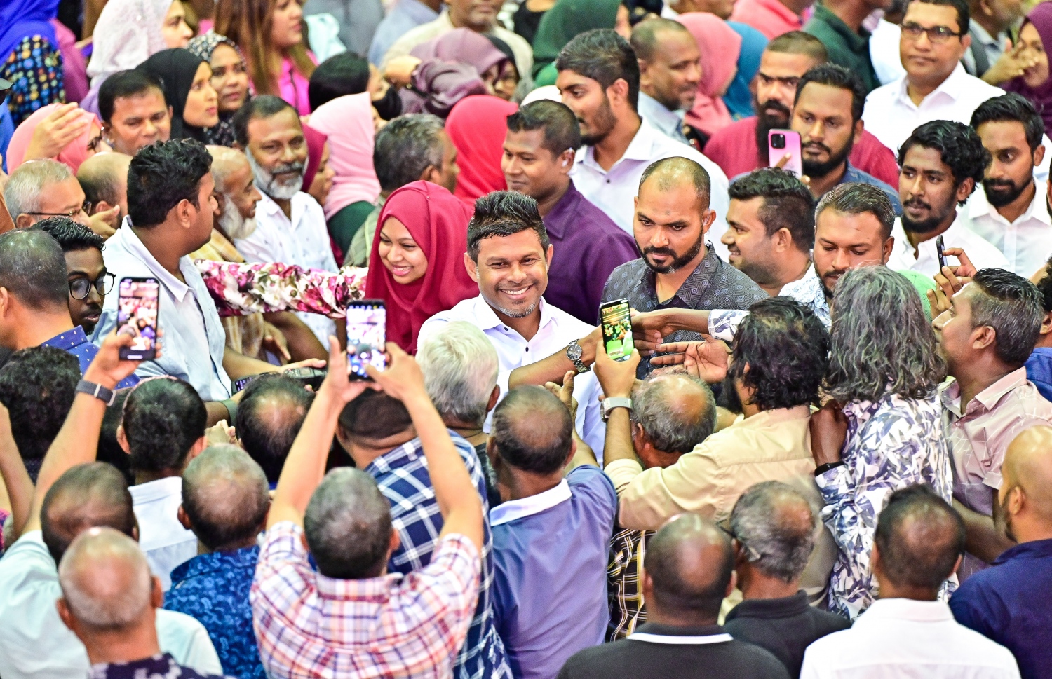 ރިޔާސީ އިންތިހާބުގައި ޑރ. މުއިއްޒު ހޯއްދެވި ބޮޑު ކާމިޔާބީއަށް ފަހު ފުރަތަމަ ފަހަރަށް އާންމުންނާ ބައްދަލުކުރައްވަން މިރޭ ބޭއްވި ޖަލްސާގައި އިންތިހާބީ ނައިބު ރައީސް ހުސެއިން މުހައްމަދު ލަތީފް ސަޕޯޓަރުންނާ ސަލާންކުރައްވަނީ.-- ފޮޓޯ: ފަޔާޒް މޫސާ | މިހާރު