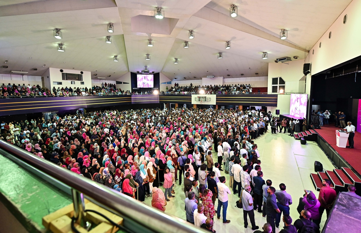 ރިޔާސީ އިންތިހާބުގެ ބޮޑު ކާމިޔާބީ ފާހަގަކުރަން "ޝުކުރިއްޔާ ދިވެހިން"ގެ ނަމުގައި ސޯޝަލް ސެންޓަރުގައި ބޭއްވި ބައްދަލުވުން: މި ބައްދަލުވުމަށް ވަރަށް ގިނަ ބަޔަކު ދިޔަ.--- ފޮޓޯ: ފަޔާޒު މޫސާ | މިހާރު