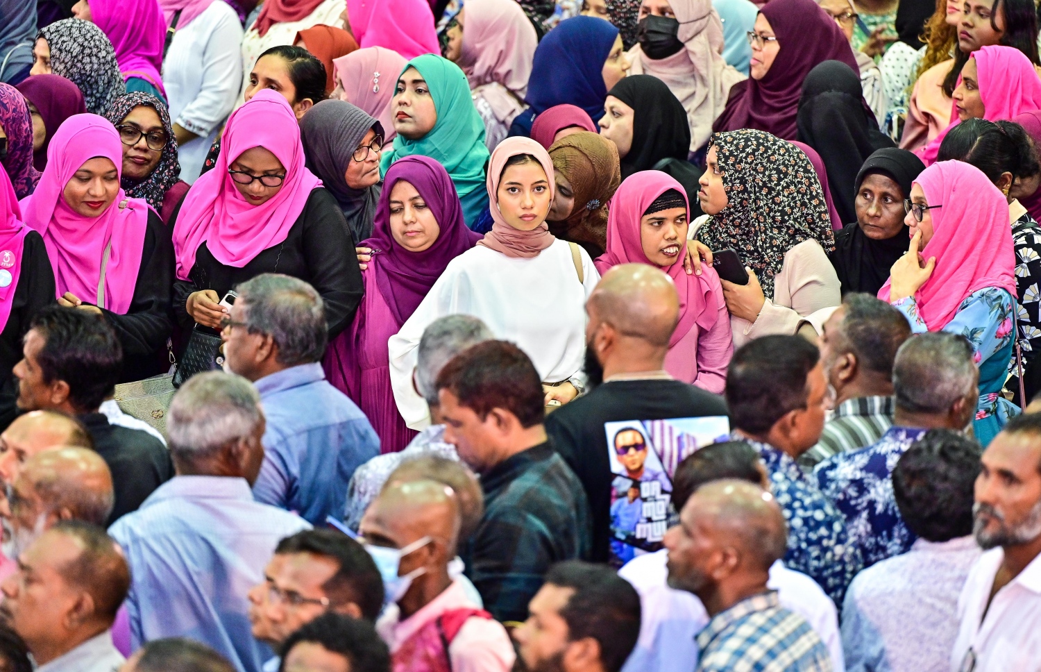 ރިޔާސީ އިންތިހާބުގެ ބޮޑު ކާމިޔާބީ ފާހަގަކުރަން "ޝުކުރިއްޔާ ދިވެހިން" ގެ ނަމުގައި ސޯޝަލް ސެންޓަރުގައި ބޭއްވި ބައްދަލުވުމަށް ދިޔަ ބައެއް މީހުން: މި ބައްދަލުވުމަށް ވަރަށް ގިނަ ބަޔަކު ދިޔަ.--- ފޮޓޯ: ފަޔާޒު މޫސާ | މިހާރު