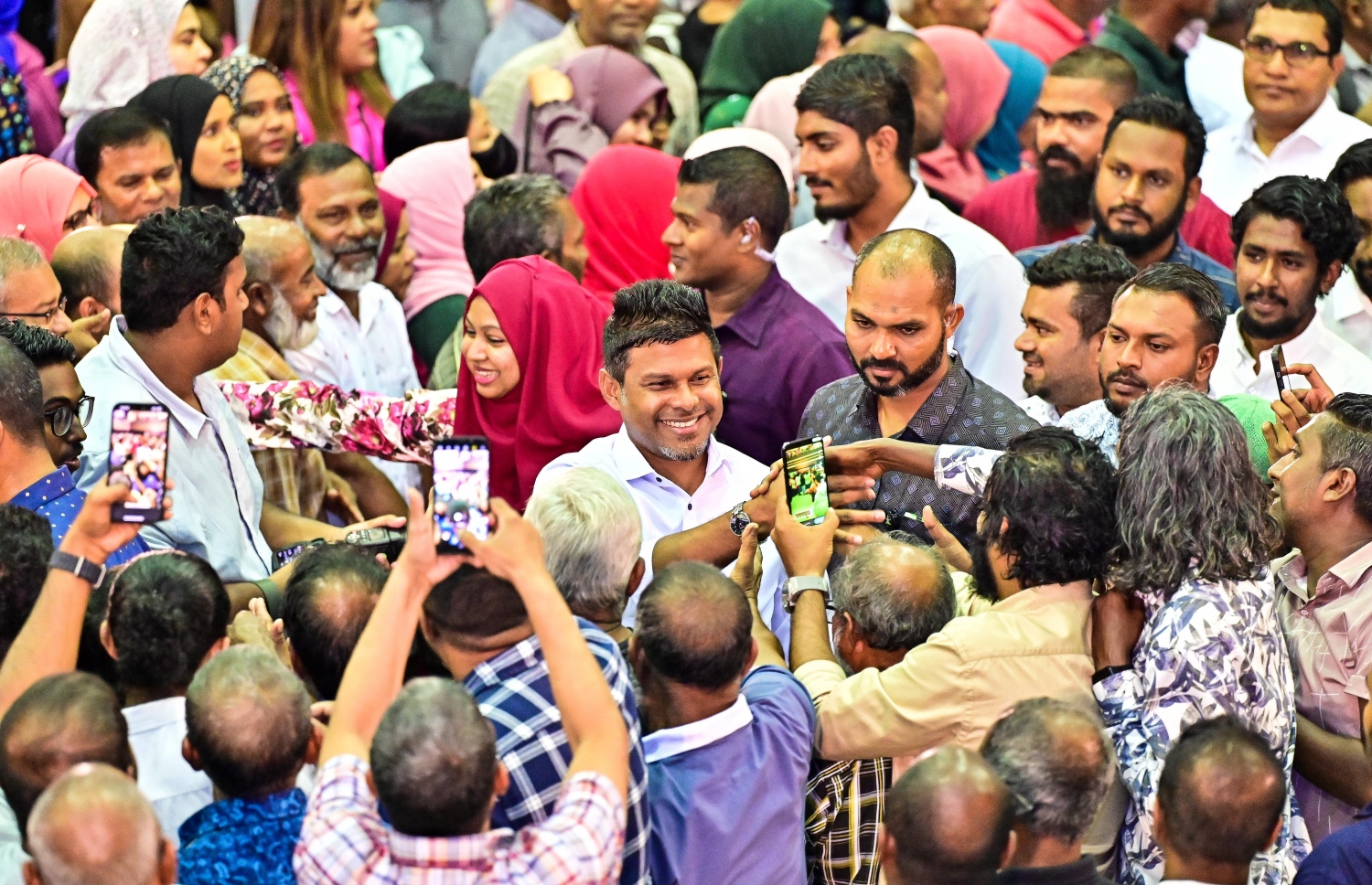 ރިޔާސީ އިންތިހާބުގެ ކާމިޔާބީ ފާހަގަކުރަން "ޝުކުރިއްޔާ ދިވެހިން" ގެ ނަމުގައި ބޭއްވި ބައްދަލުވުމަށް އިންތިހާބީ ނައިބު ރައީސް ހުސައިން މުހައްމަދު ލަތީފް ސޯޝަލް ސެންޓަރަށް ވަޑައިގެން ސަޕޯޓަރުންނާ ސަލާން ކުރައްވަނީ.--- ފޮޓޯ: ފަޔާޒު މޫސާ | މިހާރު