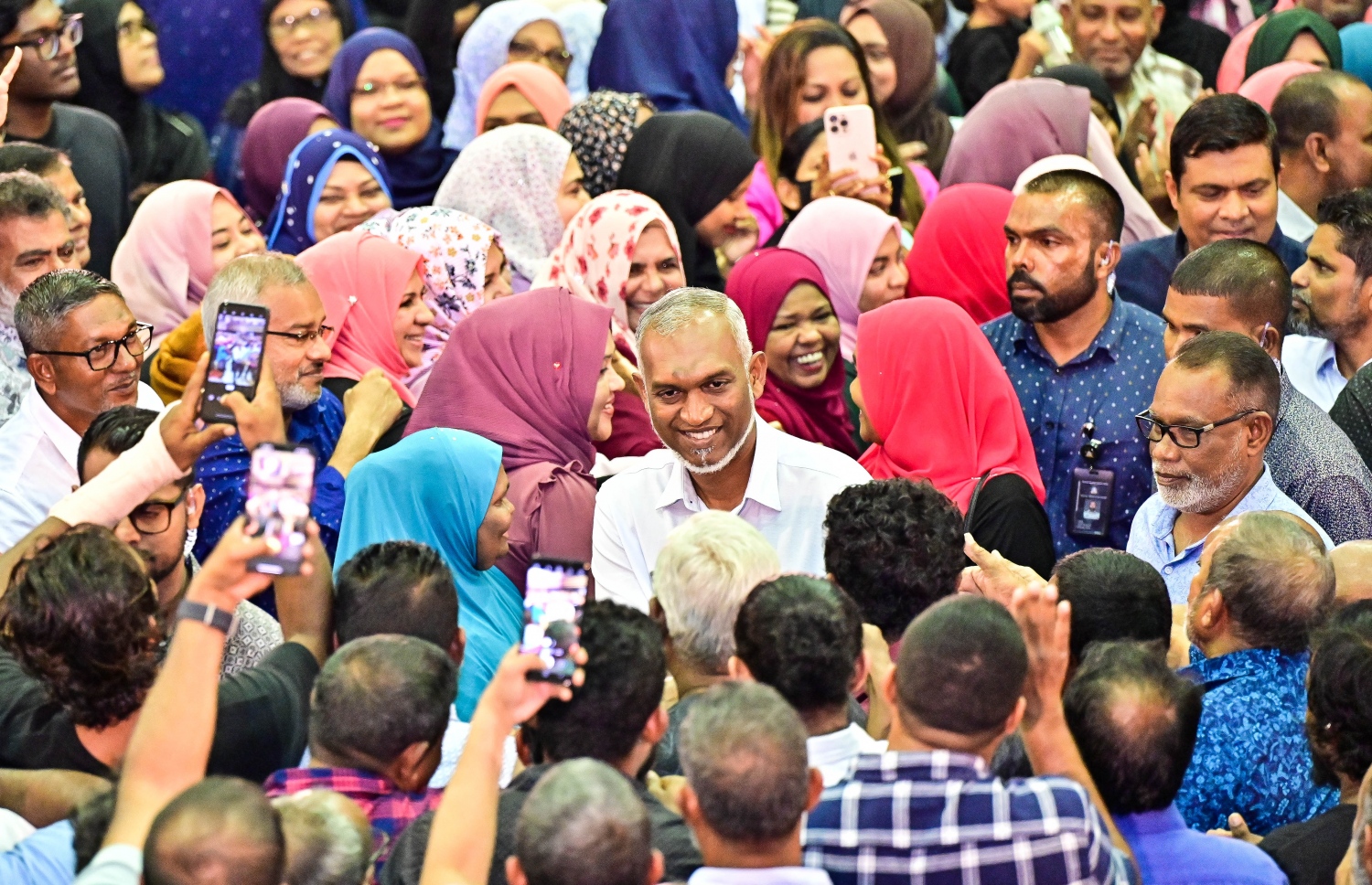 ރިޔާސީ އިންތިހާބުގައި ޑރ. މުއިއްޒު ހޯއްދެވި ބޮޑު ކާމިޔާބީއަށް ފަހު ފުރަތަމަ ފަހަރަށް އާންމުންނާ ބައްދަލުކުރައްވަން މިރޭ ބޭއްވި ޖަލްސާގައި އިންތިހާބީ ރައީސް ޑރ. މުހައްމަދު މުއިއްޒު ސަޕޯޓަރުންނާ ސަލާންކުރައްވަނީ.-- ފޮޓޯ: ފަޔާޒް މޫސާ | މިހާރު