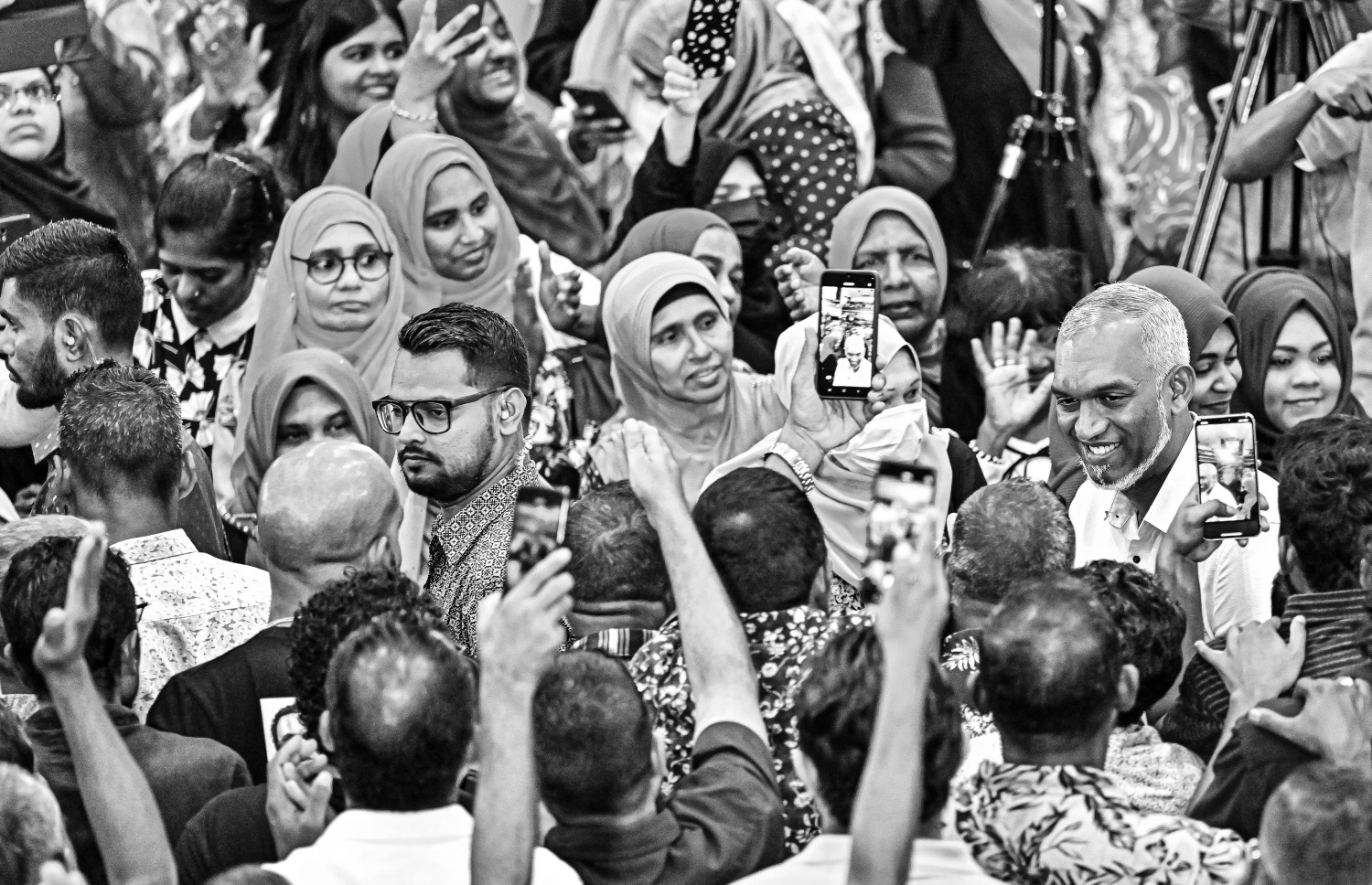 ރިޔާސީ އިންތިހާބުގައި ޑރ. މުއިއްޒު ހޯއްދެވި ބޮޑު ކާމިޔާބީ އަށް ފަހު ފުރަތަމަ ފަހަރަށް އާންމުންނާ އެކު ބޭއްވި ބައްދަލުވުމުގައި އިންތިހާބީ ރައީސް ޑރ. މުހައްމަދު މުއިއްޒު ސަޕޯޓަރުންނާ ސަލާން ކުރައްވަނީ.-- ފޮޓޯ: ފަޔާޒް މޫސާ | މިހާރު