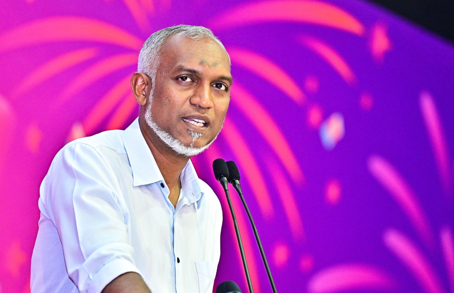 ރިޔާސީ އިންތިހާބުގައި ޑރ. މުއިއްޒު ހޯއްދެވި ބޮޑު ކާމިޔާބީ އަށް ފަހު ފުރަތަމަ ފަހަރަށް އާންމުންނާ ބައްދަލުކުރައްވަން މިރޭ ބޭއްވި ބައްދަލުވުމުގައި އިންތިހާބީ ރައީސް ޑރ. މުހައްމަދު މުއިއްޒު ވާހަކަފުޅު ދައްކަވަނީ.-- ފޮޓޯ: ފަޔާޒް މޫސާ | މިހާރު