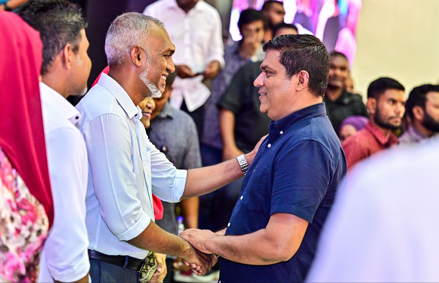 އިންތިހާބުގެ ކާމިޔާބީ ފާހަގަކުރުމަށް ސޯޝަލް ސެންޓަރުގައި ބޭއްވި ބައްދަލުވުމަށް ފަހު އިންތިހާބީ ރައީސް ޑރ މުހައްމަދު މުއިއްޒު އޭނާގެ ކެމްޕެއިން މެނޭޖަރު ކެޕްޓަން މުހައްމަދު އަމީނާ ސަލާން ކުރައްވަނީ.--- ފޮޓޯ: ފަޔާޒު މޫސާ | މިހާރު