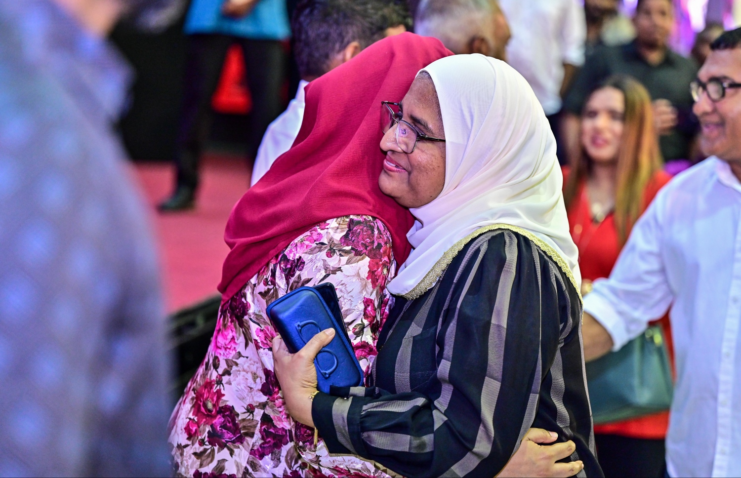 އިންތިހާބުގެ ކާމިޔާބީ ފާހަގަކުރުމަށް ސޯޝަލް ސެންޓަރުގައި ބޭއްވި ބައްދަލުވުމަށްފަހު އިންތިހާބީ ނައިބު ރައީސް ހުސައިން މުހައްމަދު ލަތީފްގެ އަނބިކަނބަލުންގެ ގައިގައި ކުރީގެ ބަންޑާރަ ނައިބު އާޒިމާ ޝަކޫރު ބައްދާލައްވަނީ.--- ފޮޓޯ: ފަޔާޒު މޫސާ | މިހާރު