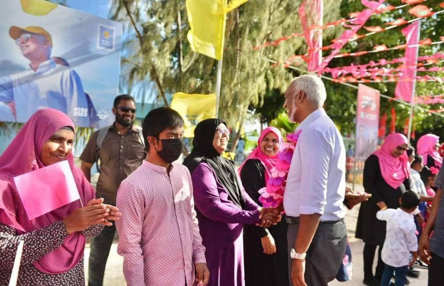 ރިޔާސީ އިންތިހާބުގެ ކެމްޕެއިންގައި މުއިއްޒު ހޮޅުދު އަށް ވަޑައިގަތުމުން އެ މަނިކުފާނަށް މަންމާފުޅު ސަލާމްކުރައްވަނީ. ހުސްނާ ކައިވެނި ބައްލަވައިގެން އުޅުއްވަނީ މި ރަށުގެ ބޭފުޅަކާ.