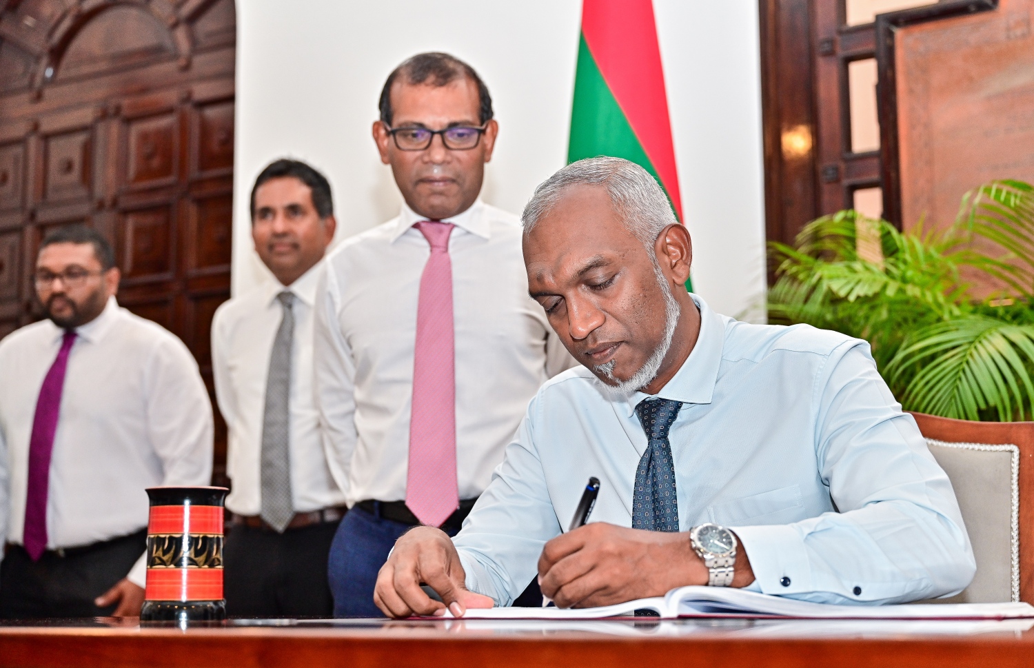 އިންތިހާބީ ރައީސް ޑރ. މުހައްމަދު މުއިއްޒު، ރައްޔިތުންގެ މަޖިލީހަށް ޒިޔާރަތް ކުރެއްވުން -- ފޮޓޯ: ފަޔާޒް މޫސާ / މިހާރު