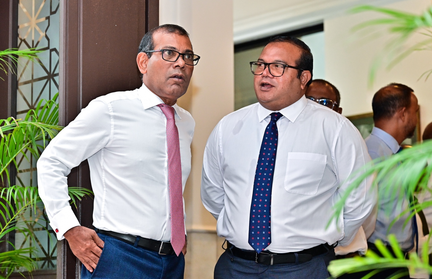 ރައްޔިތުންގެ މަޖިލިހުގެ ރައީސް މުހައްމަދު ނަޝީދާއި ހިތަދޫ އުތުރު ދާއިރާގެ މެމްބަރު މުހައްމަދު އަސްލަމް މިއަދު މަޖިލިހުގެ އިދާރާގައި ވާހަކަ ދައްކަވާލައްވަނީ: ދެ ބޭފުޅުން އެކުގައި އެ ތިއްބެވީ އިންތިހާބީ ރައީސް ޑރ. މުހައްމަދު މުއިއްޒު ނަޝީދާ ބައްދަލުކުރައްވަން މަޖިލިހުގެ އިދާރާ އަށް ވަޑައިގަންނަވާނެ އިރެއްގެ އިންތިޒާރުގައި.---ފޮޓޯ: ފަޔާޒު މޫސާ| މިހާރު