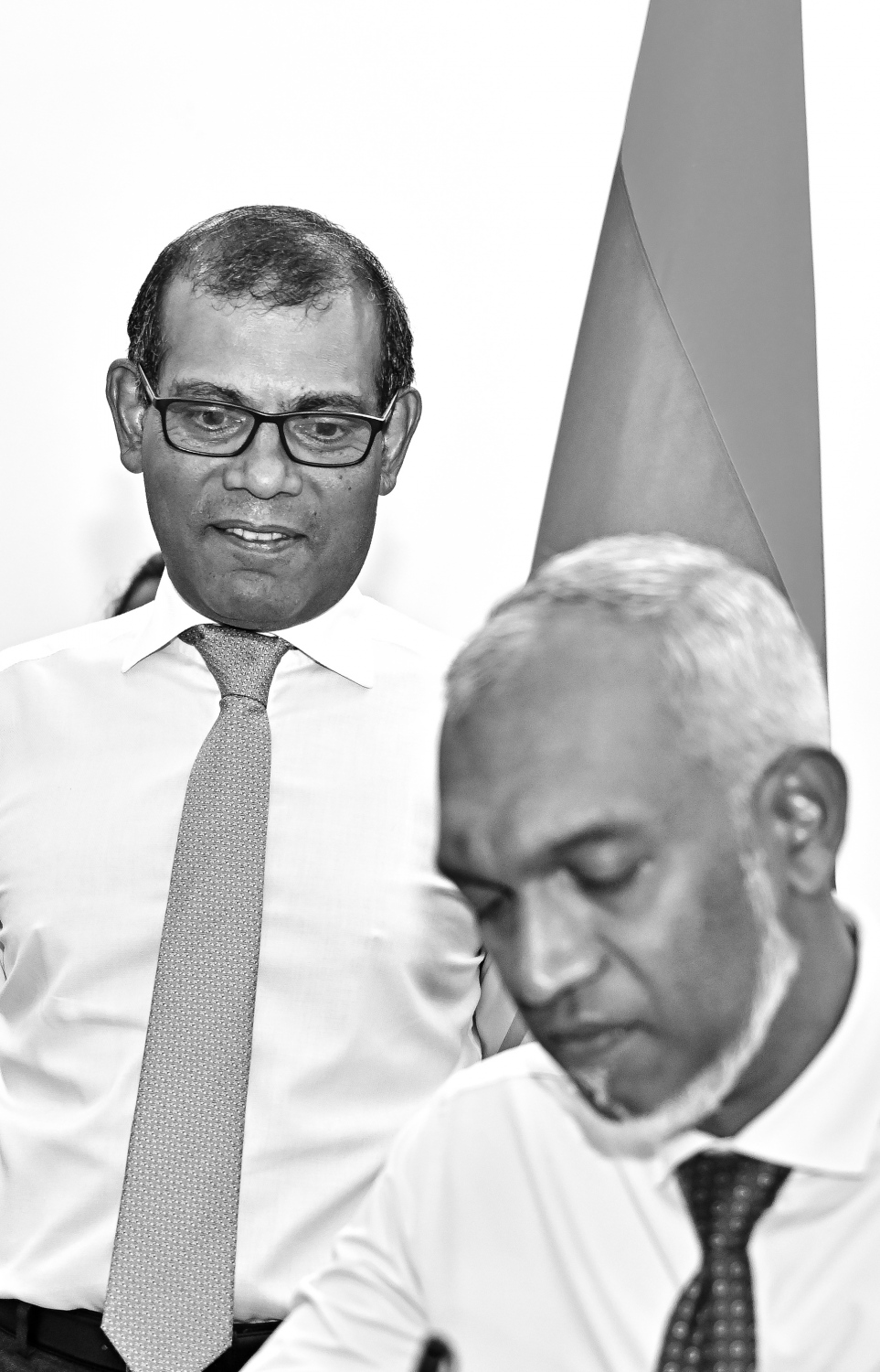 އިންތިހާބީ ރައީސް ޑރ. މުހައްމަދު މުއިއްޒު މިއަދު މަޖިލިހުގެ އިދާރާ އަށް ވަޑައިގެން މެހުމާނުން ސޮއިކުރައްވާ ފޮތުގައި ލިޔުއްވާއިރު، އެ މަނިކުފާނުގެ ފަހަތްޕުޅުގައި މަޖިލިހުގެ ރައީސް މުހައްމަދު ނަޝީދު ހުއްޓިވަޑައިގެން.--- ފޮޓޯ: ފަޔާޒު މޫސާ | މިހާރު