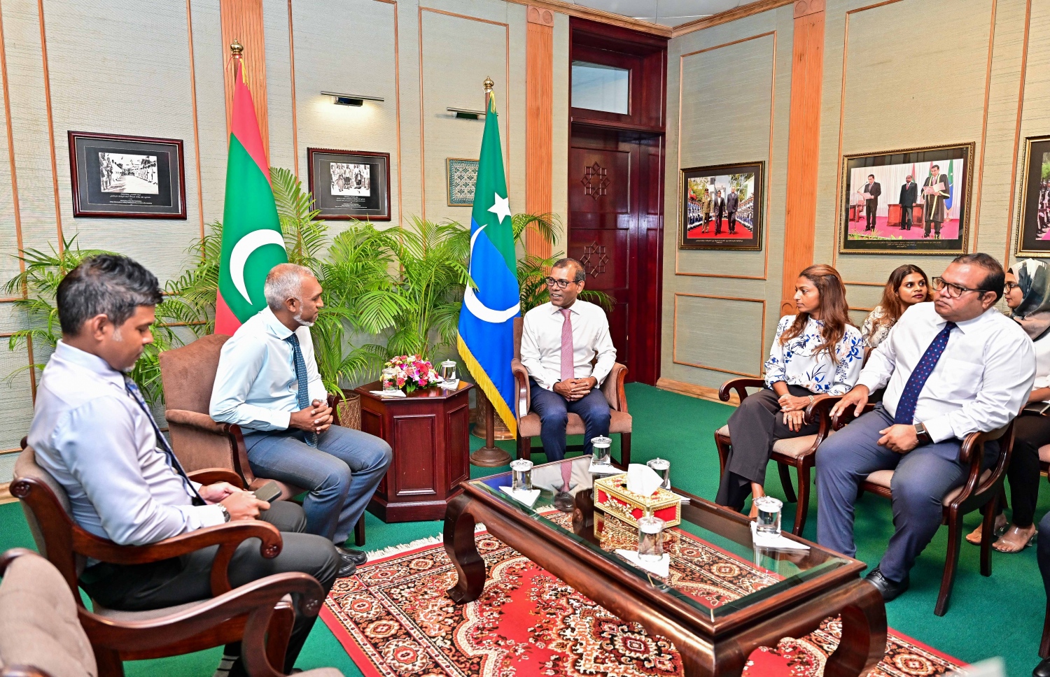 އިންތިހާބީ ރައީސް ޑރ. މުހައްމަދު މުއިއްޒު، ރައްޔިތުންގެ މަޖިލީހުގެ ރައީސް މުހައްމަދު ނަޝީދާ ބައްދަލުކުރައްވަނީ: މި ބައްދަލުކުރެއްވުމުގައި މަޖިލީހުގެ ނައިބު ރައީސް އީވާ އަބްދުﷲ އާއި މެޖޯރިޓީ ލީޑަރު ހިތަދޫ އުތުރު ދާއިރާގެ މުހައްމަދު އަސްލަމާއި މައިނޯރިޓީ ލީޑަރު މެދުހެންވޭރު ދާއިރާގެ އަލީ އާޒިމް ބައިވެރިވެ ވަޑައިގެންނެވި.--- ފޮޓޯ: ފަޔާޒް މޫސާ / މިހާރު