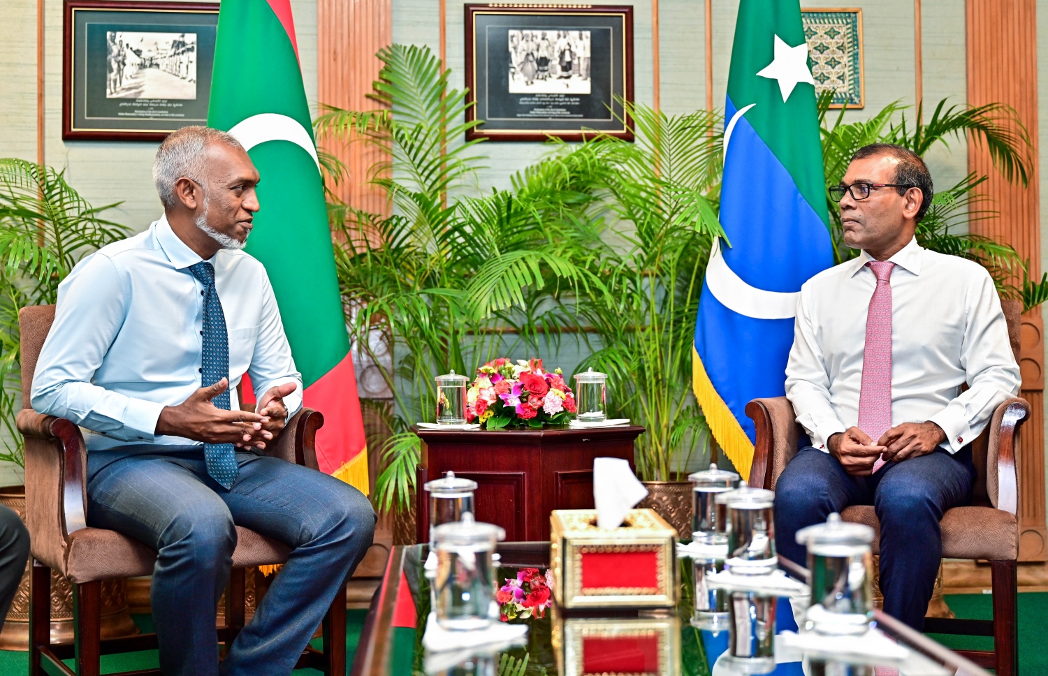 އިންތިހާބީ ރައީސް ޑރ. މުހައްމަދު މުއިއްޒު، ރައްޔިތުންގެ މަޖިލީހުގެ ރައީސް މުހައްމަދު ނަޝީދާ ބައްދަލުކުރައްވަނީ.--- ފޮޓޯ: ފަޔާޒް މޫސާ / މިހާރު