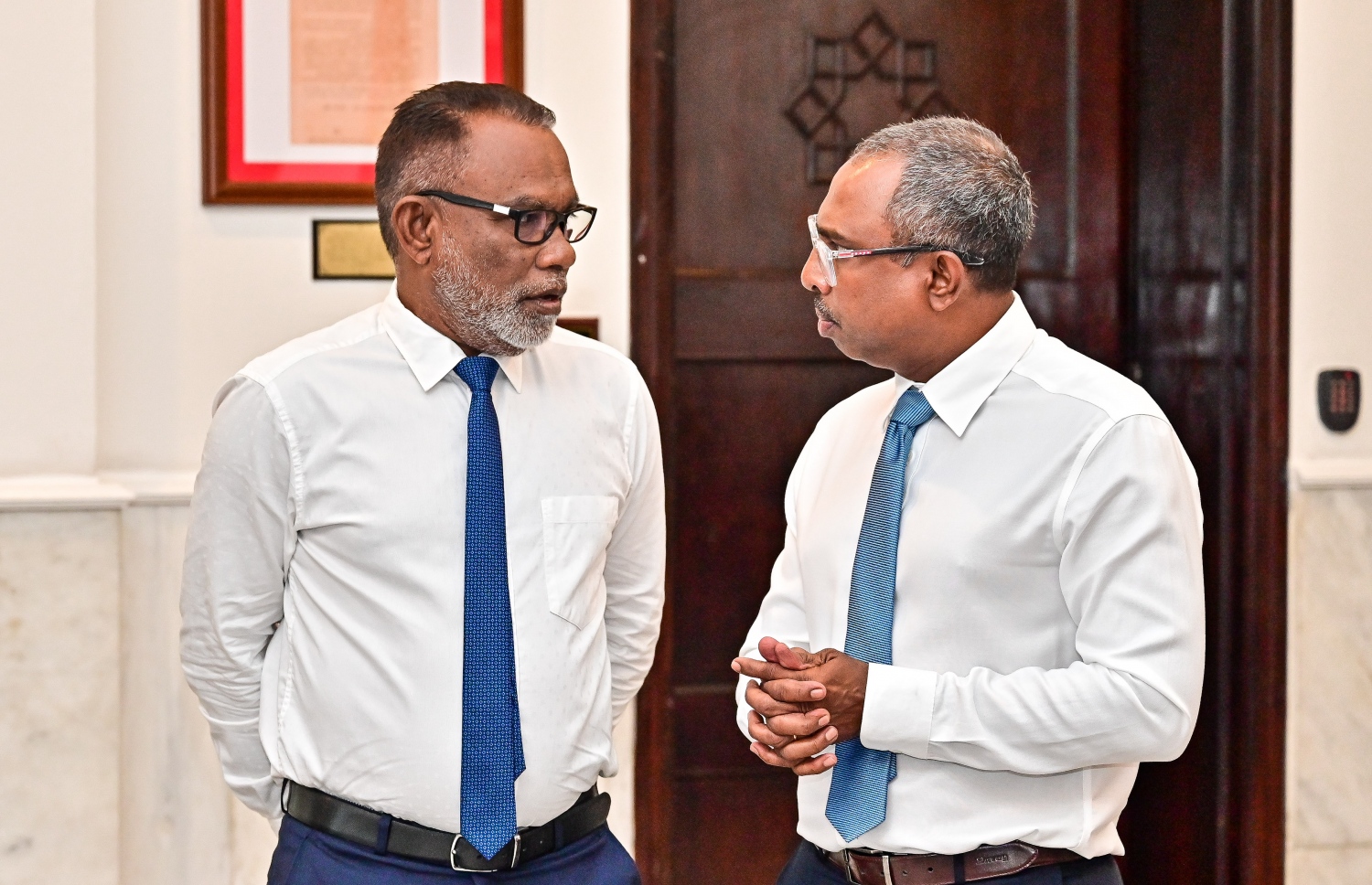 ޓްރާންސިޝަނަލް ކޮމިޓީގެ އެންމެ އިސްބޭފުޅަކަށް މުއިއްޒުގެ ފަރާތްޕުޅުން ހަމަޖެއްސަވާ ޕީއެންސީގެ ރައީސް އަބްދުއްރަހީމް އަބްދުﷲ އާއި މައިނޯރިޓީ ލީޑަރު މެދުހެންވޭރު ދާއިރާގެ އަލީ އާޒިމް މިއަދު މަޖިލީހުގެ އިދާރާގައި ވާހަކަ ދައްކާލައްވަނީ.--- ފޮޓޯ: ފަޔާޒު މޫސާ | މިހާރު