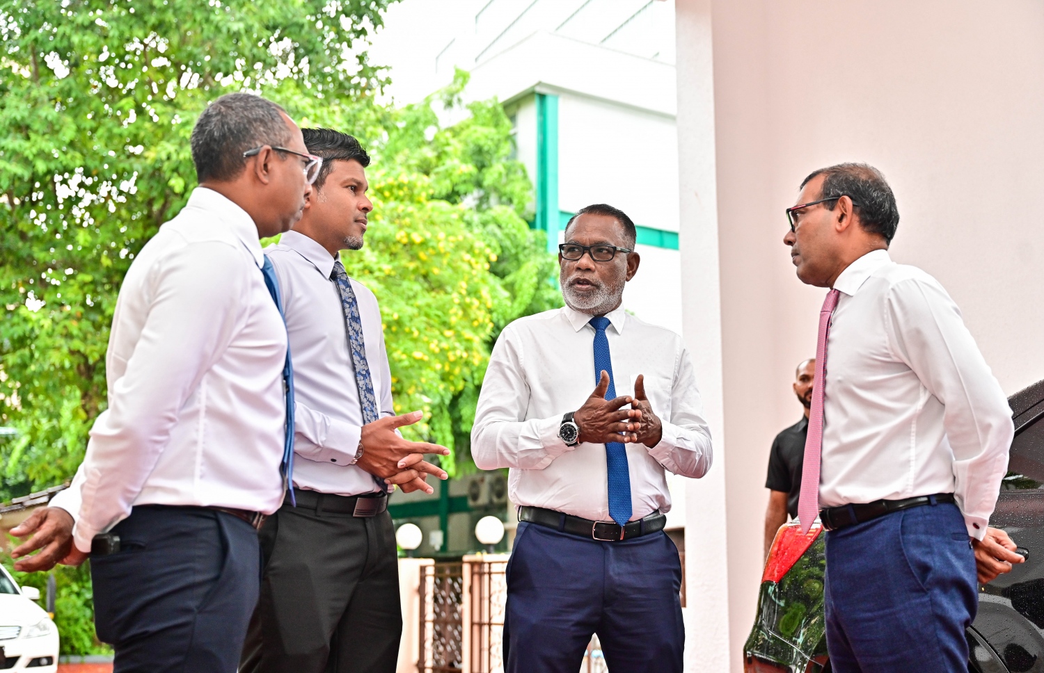 ޓްރާންސިޝަނަލް ކޮމިޓީގެ އެންމެ އިސްބޭފުޅަކަށް މުއިއްޒުގެ ފަރާތްޕުޅުން ހަމަޖެއްސަވާ ޕީއެންސީގެ ރައީސް އަބްދުއްރަހީމް އަބްދުﷲ އާއި މަޖިލިހުގެ ރައީސް މުހައްމަދު ނަޝީދާއި މައިނޯރިޓީ ލީޑަރު މެދުހެންވޭރު ދާއިރާގެ އަލީ އާޒިމް އަދި އިންތިހާބީ ނައިބް ރައީސް ހުސައިން މުހައްމަދު ލަތީފް މަޖިލިހުގެ އިދާރާގެ ގޯތިތެރޭގައި ވާހަކަ ދައްކާލައްވަނީ.--- ފޮޓޯ: ފަޔާޒު މޫސާ | މިހާރު