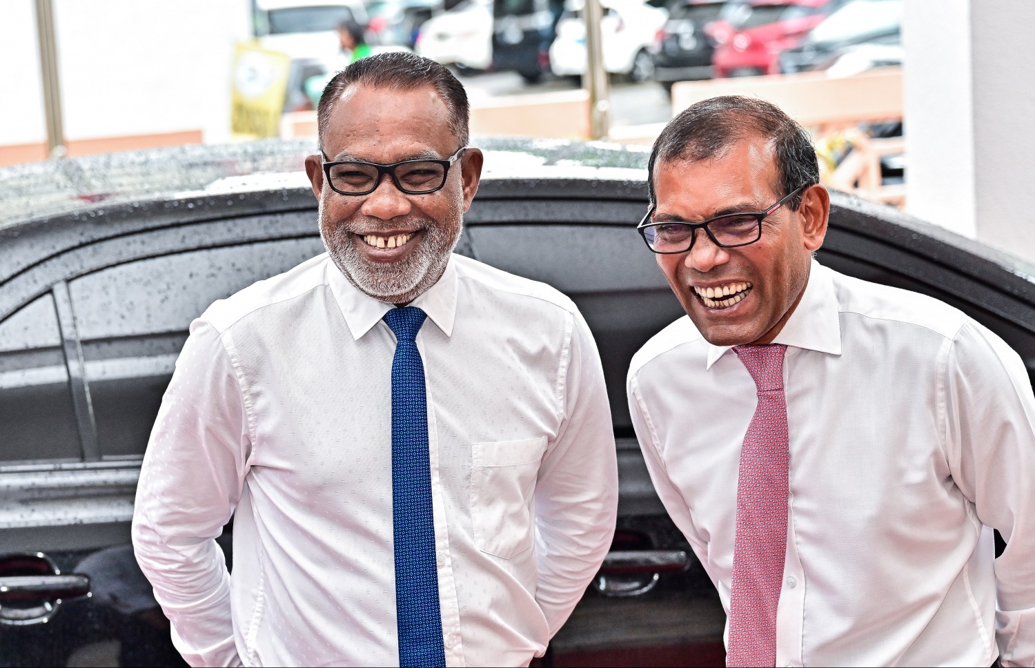 ރައްޔިތުންގެ މަޖިލިހުގެ ރައީސް މުހައްމަދު ނަޝީދާއި ޓްރާންސިޝަނަލް ކޮމިޓީގެ އެންމެ އިސްބޭފުޅަކަށް މުއިއްޒުގެ ފަރާތްޕުޅުން ހަމަޖެއްސަވާ ޕީއެންސީގެ ރައީސް އަބްދުއްރަހީމް އަބްދުﷲ މިއަދު މަޖިލިހުގެ އިދާރާގައި ސަމާސާ ކޮށްލައްވަނީ.--- ފޮޓޯ: ފަޔާޒު މޫސާ | މިހާރު