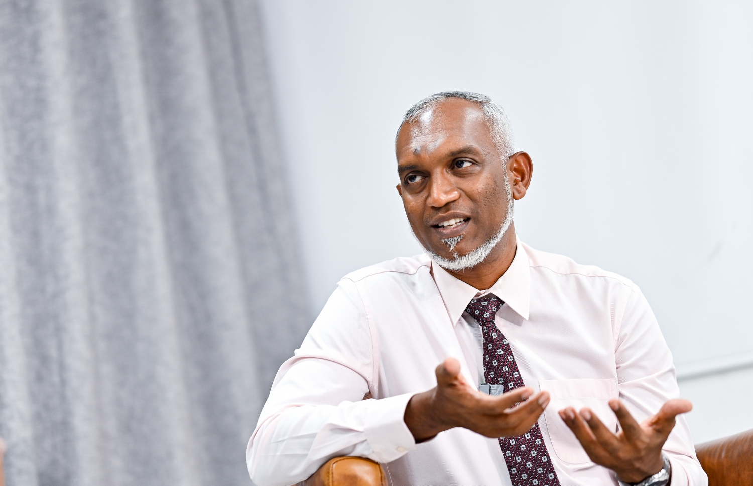 އިންތިހާބީ ރައީސް މުއިއްޒު އިއްޔެ "މިހާރު" އާ ވާހާކަ ދައްކަވަނީ.---ފޮޓޯ: ނިޝާން އަލީ| މިހާރު