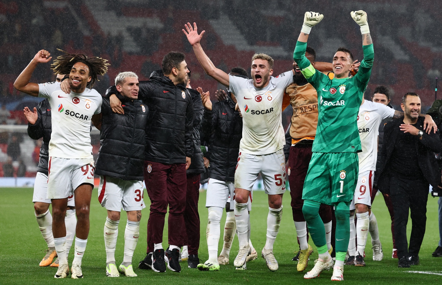 މެޗަށް ފަހު ގަލަތަސަރާއީ ކުޅުންތެރިން އުފާފާޅު ކުރަނީ --- ފޮޓޯ: އޭއެފްޕީ