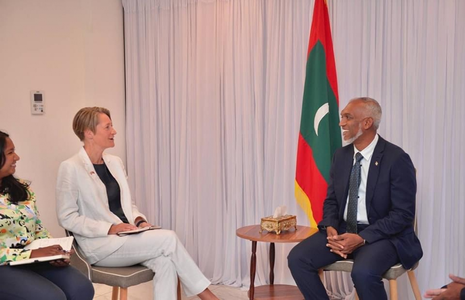 އިންތިހާބީ ރައީސް ޑރ. މުހައްމަދު މުއިއްޒު، އިނގިރޭސިވިލާތުގެ ސަފީރު ކެރޮން ރޮސްލާއާ ބައްދަލުކުރެއްވުން.-- ފޮޓޯ: ޓީމް މުއިއްޒު