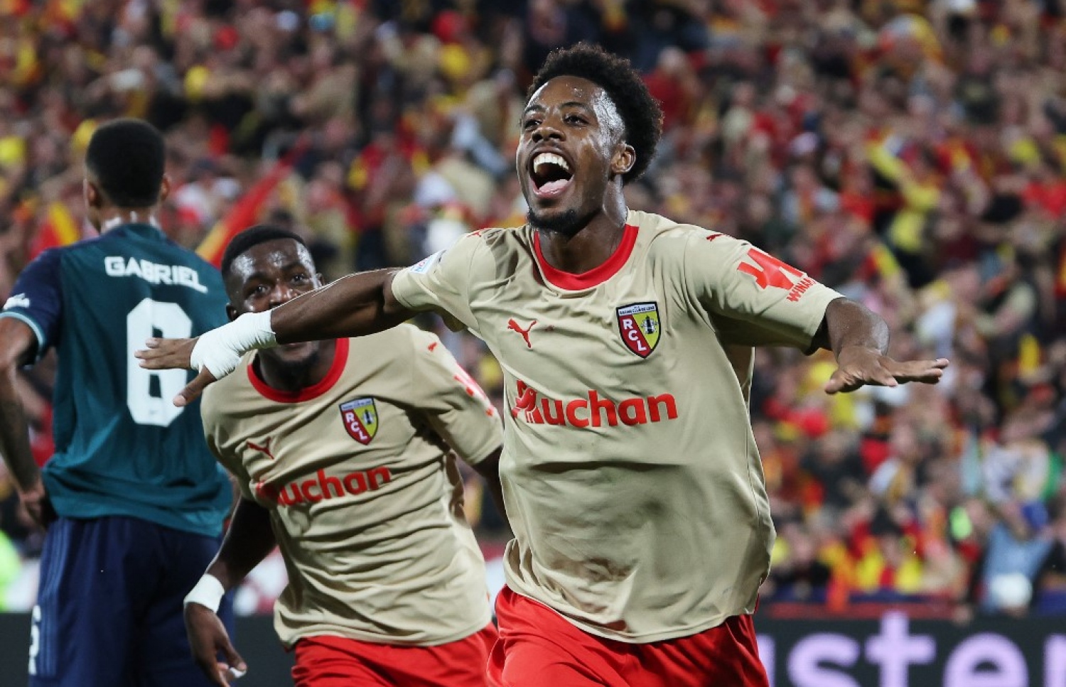 ލެންސް މޮޅުވި ގޯލު ޖެހުމަށް ފަހު އުފާފާޅު ކުރަނީ.-- ފޮޓޯ: އޭއެފްޕީ