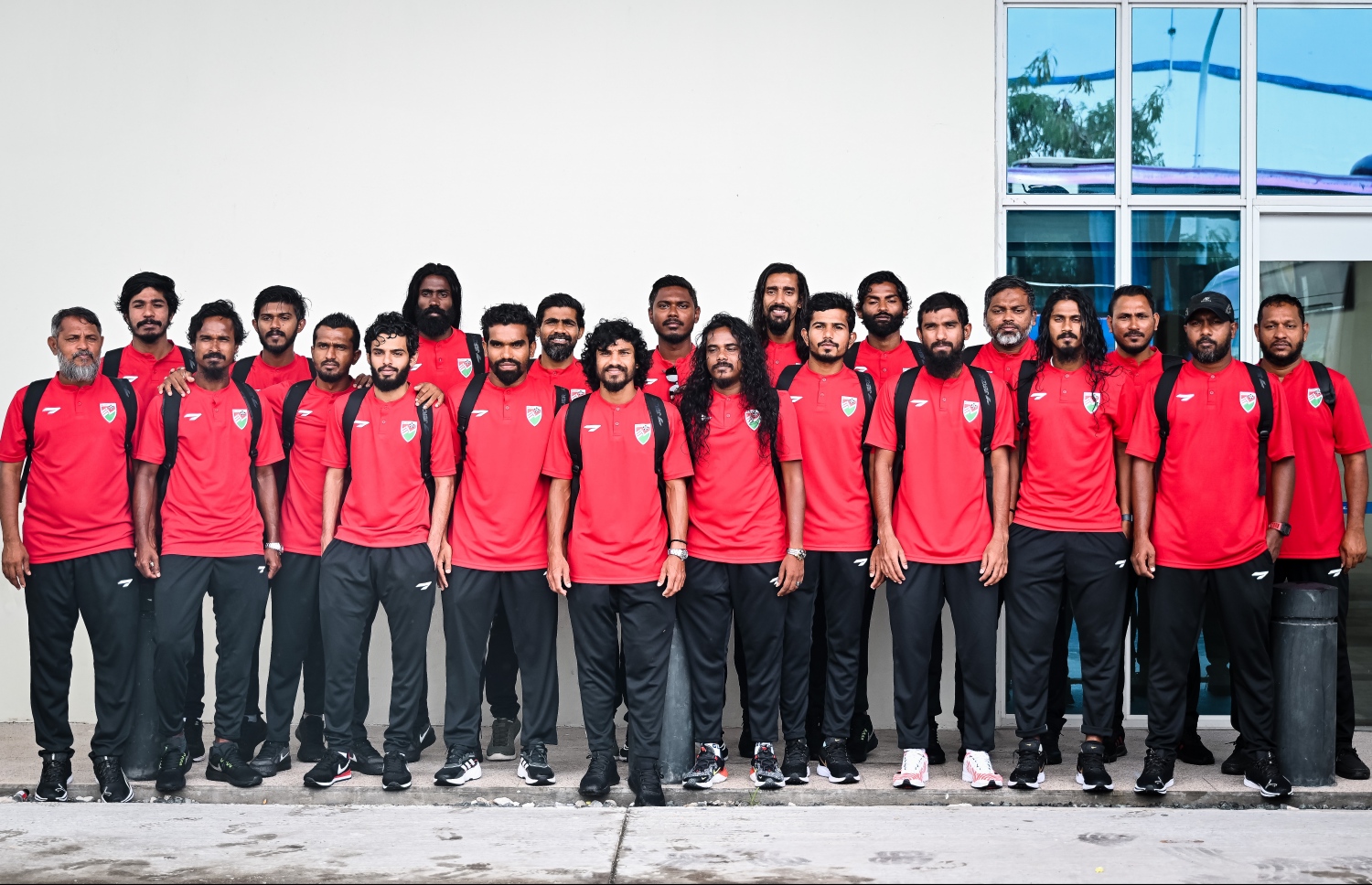 އޭޝިއަން ކޮލިފައިން އަށް ފުރި ގައުމީ ފުޓްސަލް ޓީމުު އެއާޕޯޓަށް ދިޔުމުގެ ކުރިން މިއަދު ހެނދުނު މާލޭ ބަސް ޓާމިނަލްގައި.-- ފޮޓޯ: ނިޝާން އަލީ/ މިހާރު