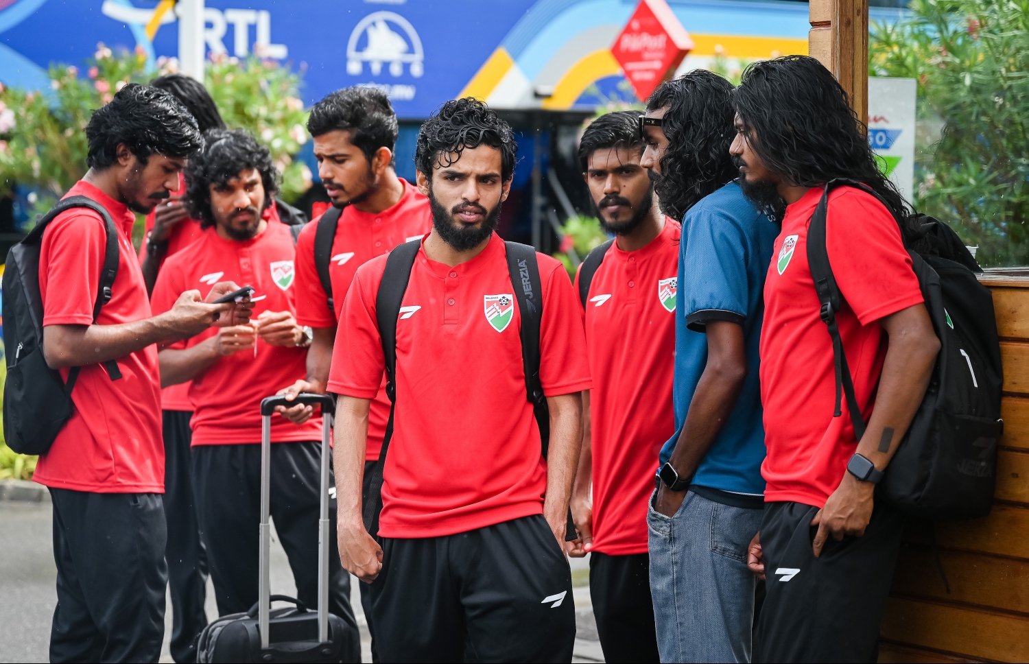 އޭޝިއަން ކޮލިފައިން އަށް ފުރި ގައުމީ ފުޓްސަލް ޓީމުގެ ކުޅުންތެރިން މާލޭ ބަސް ޓާމިނަލްގައި.-- ފޮޓޯ: ނިޝާން އަލީ/ މިހާރު