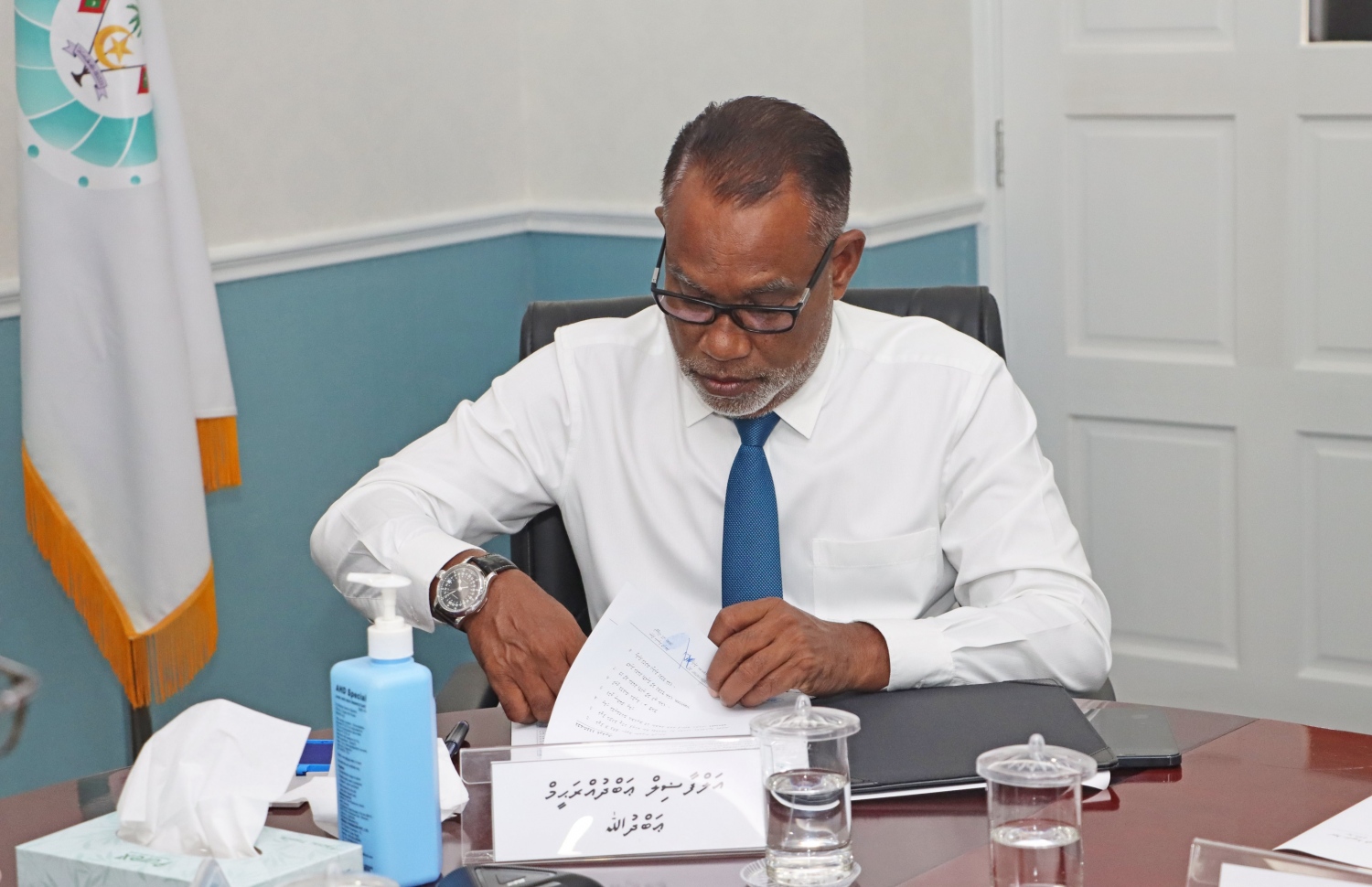 ޓްރާންސިޝަނަލް ކޮމިޓީގެ އެންމެ އިސްބޭފުޅަކަށް ޕީއެންސީގެ ރައީސް އަބްދުއްރަހީމް އަބްދުﷲ އައްޔަންކުރުމަށް ސީއެސްސީގައި ބޭއްވި ރަސްމިއްޔާތު.-- ފޮޓޯ: ސީއެސްސީ