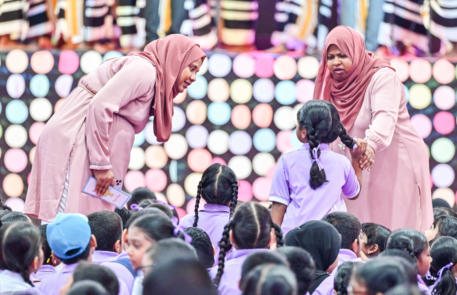 ސްކޫލެއްގެ ޓީޗަރުންތަކެއް ދަރިވަރުންނާ އެކު: މި ދާއިރާގައި ދިވެހިން ގިނަ ނުވާ އެއް ސަބަބަކީ ނިޒާމް ބައްޓަންވެފައި އޮންނަ ގޮތުން ހޭދަކުރަން ޖެހޭ ވަގުތާއި އުފުލަން ޖެހޭ ބުރަ ކަމަށް ބައެއް ބޭފުޅުން ވިދާޅުވި. -- ފޮޓޯ: ފަޔާޒް މޫސާ | މިހާރު