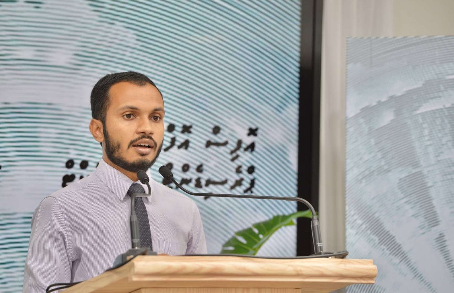 އިންތިގާލީ ތަރުޖަމާން ފިރުޒުލް މިއަދު ނޫސްވެރިންނާ ވާހަކަ ދައްކަވަނީ.