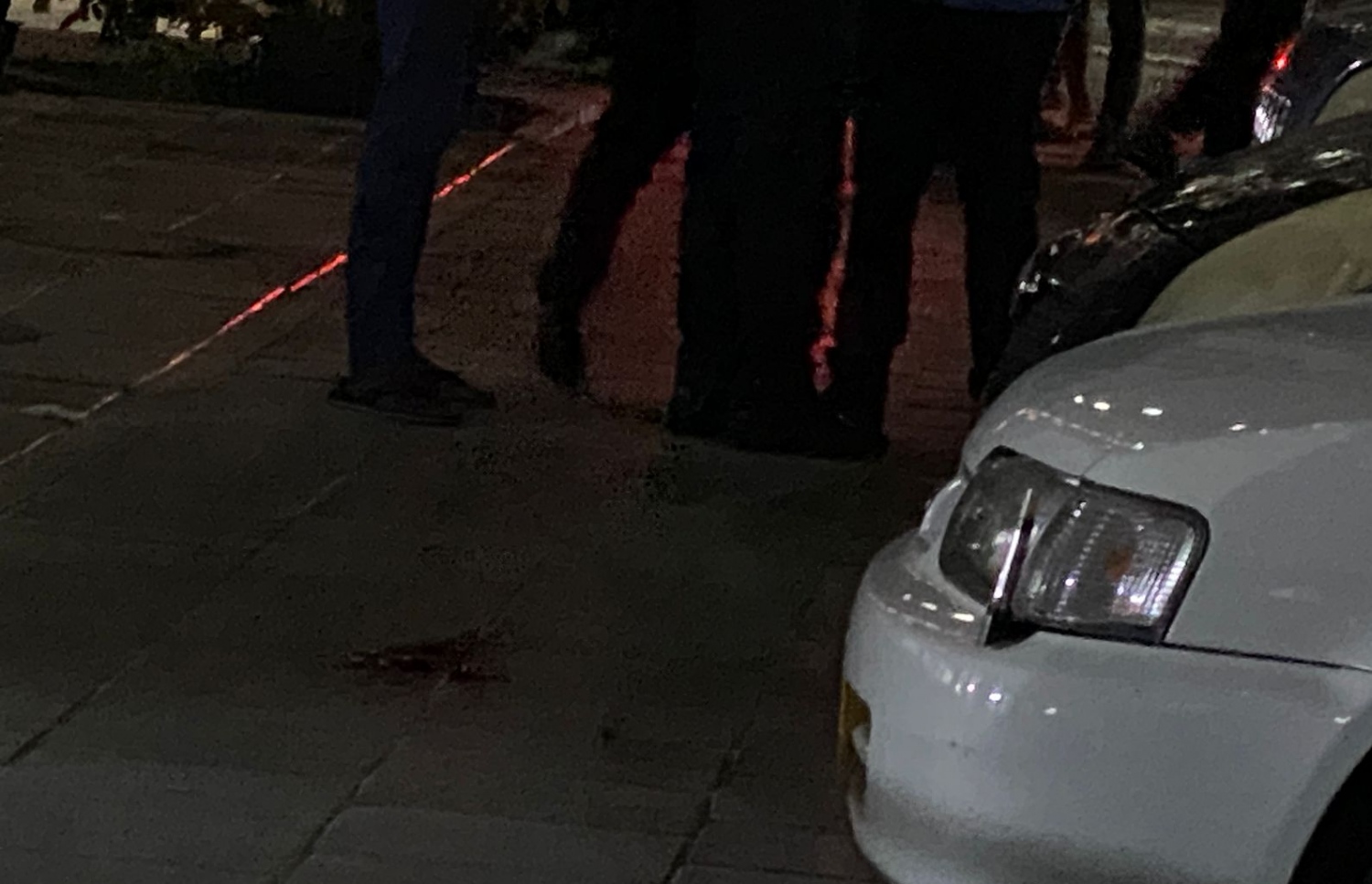 ކުއްޖާ ވެއްޓި ގޮސް ޖެހުނީ މި ކާރުގެ ބޮނެޓްގެ މަތީގައި ކަމަށް މަންޒަރު ދުށް މީހުން ބުނޭ.