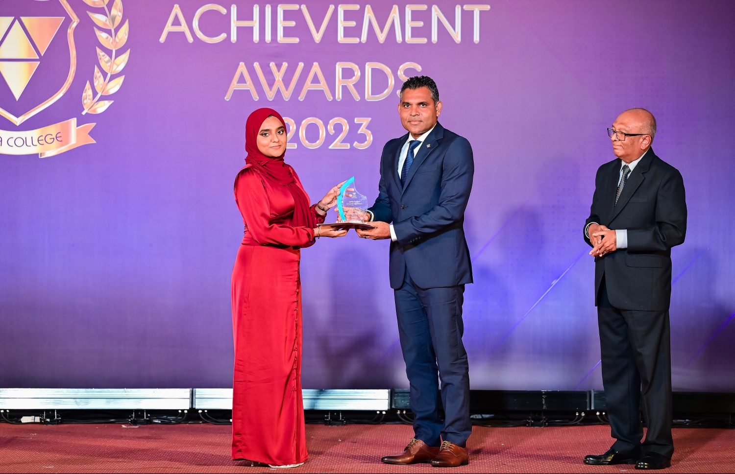 "ސްޓޫޑެންޓް އެޗީވްމަންޓް އެވޯޑްސް ނައިޓް"ގައި އެވޯޑު ހޯދި ދަރިވަރަކަށް ނައިބު ރައީސް ފައިސަލް ނަސީމް އެވޯޑު ހަވާލުކޮށްދެއްވަނީ. -- ފޮޓޯ: ނިޝާން އަލީ | މިހާރު