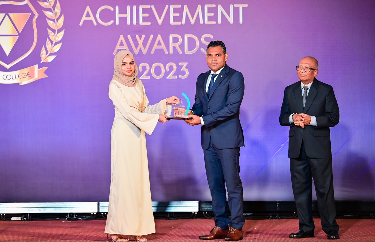"ސްޓޫޑެންޓް އެޗީވްމަންޓް އެވޯޑްސް ނައިޓް"ގައި އެވޯޑު ހޯދި ދަރިވަރަކަށް ނައިބު ރައީސް ފައިސަލް ނަސީމް އެވޯޑު ހަވާލުކޮށްދެއްވަނީ. -- ފޮޓޯ: ނިޝާން އަލީ | މިހާރު