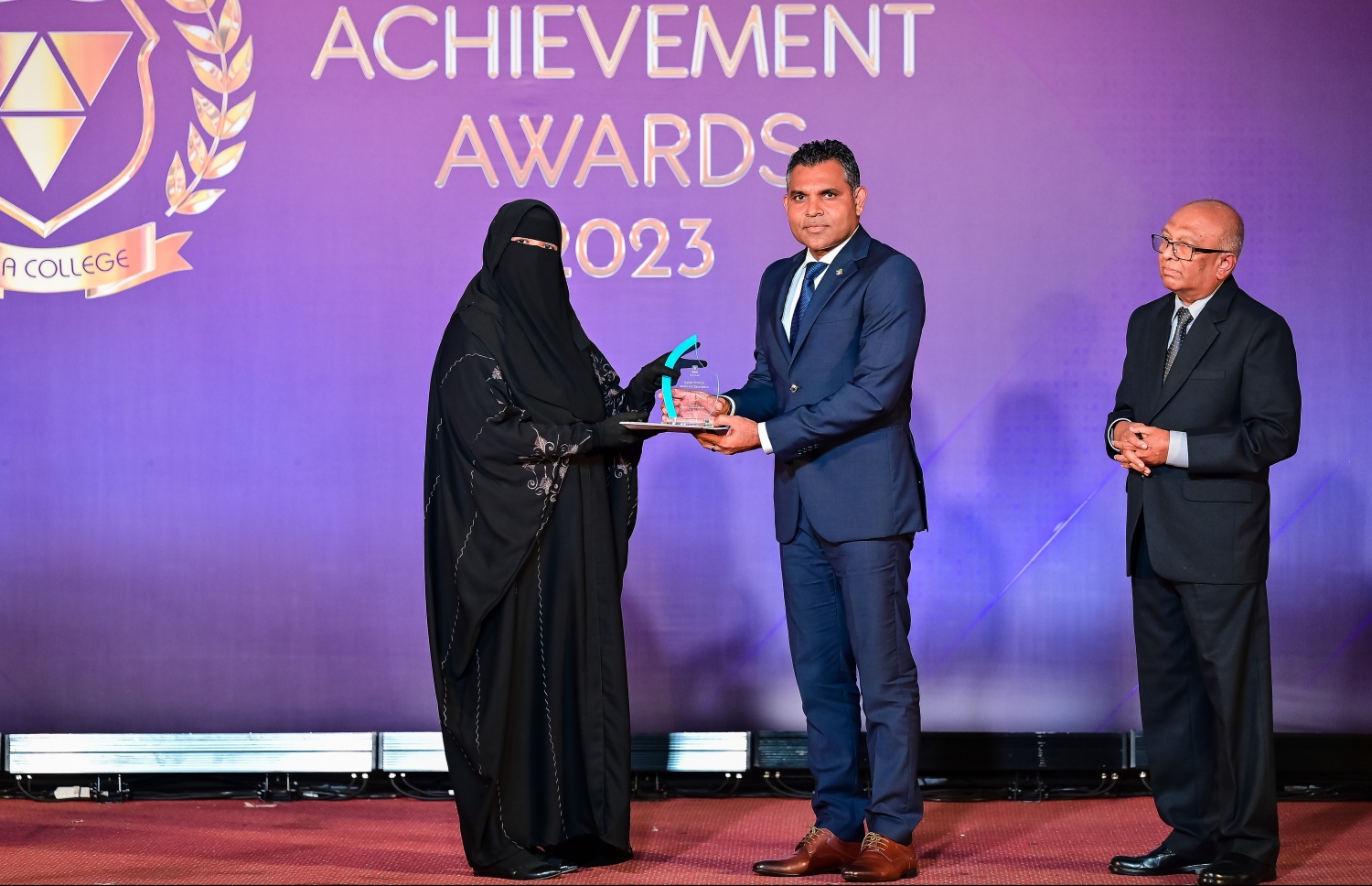 "ސްޓޫޑެންޓް އެޗީވްމަންޓް އެވޯޑްސް ނައިޓް"ގައި އެވޯޑު ހޯދި ދަރިވަރަކަށް ނައިބު ރައީސް ފައިސަލް ނަސީމް އެވޯޑު ހަވާލުކޮށްދެއްވަނީ. -- ފޮޓޯ: ނިޝާން އަލީ | މިހާރު