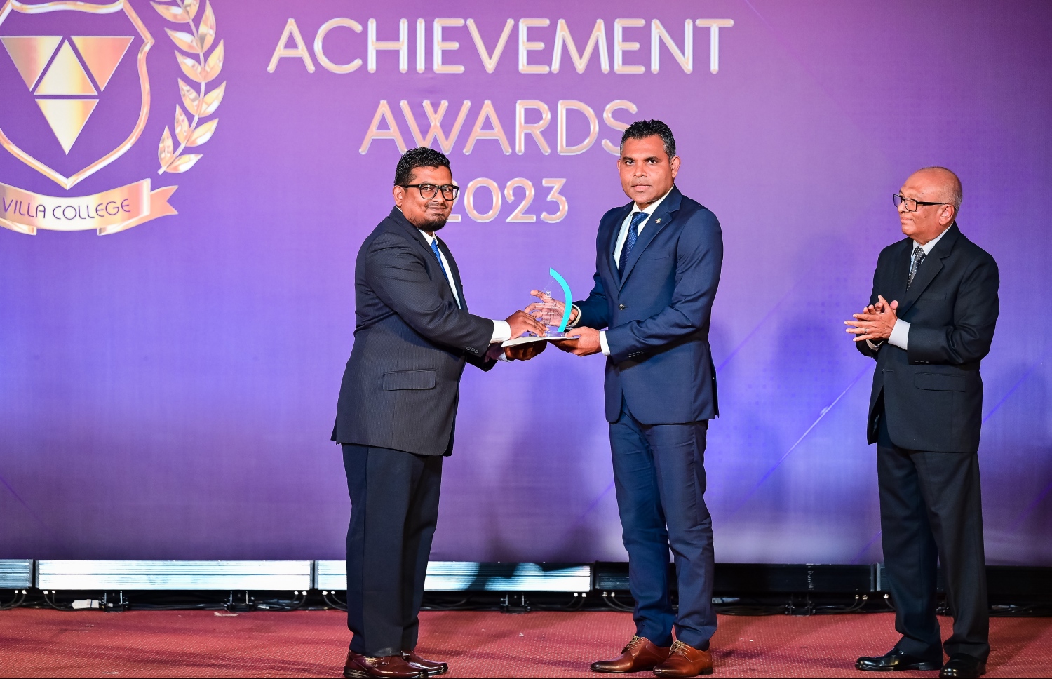 "ސްޓޫޑެންޓް އެޗީވްމަންޓް އެވޯޑްސް ނައިޓް"ގައި އެވޯޑު ހޯދި ދަރިވަރަކަށް ނައިބު ރައީސް ފައިސަލް ނަސީމް އެވޯޑު ހަވާލުކޮށްދެއްވަނީ. -- ފޮޓޯ: ނިޝާން އަލީ | މިހާރު