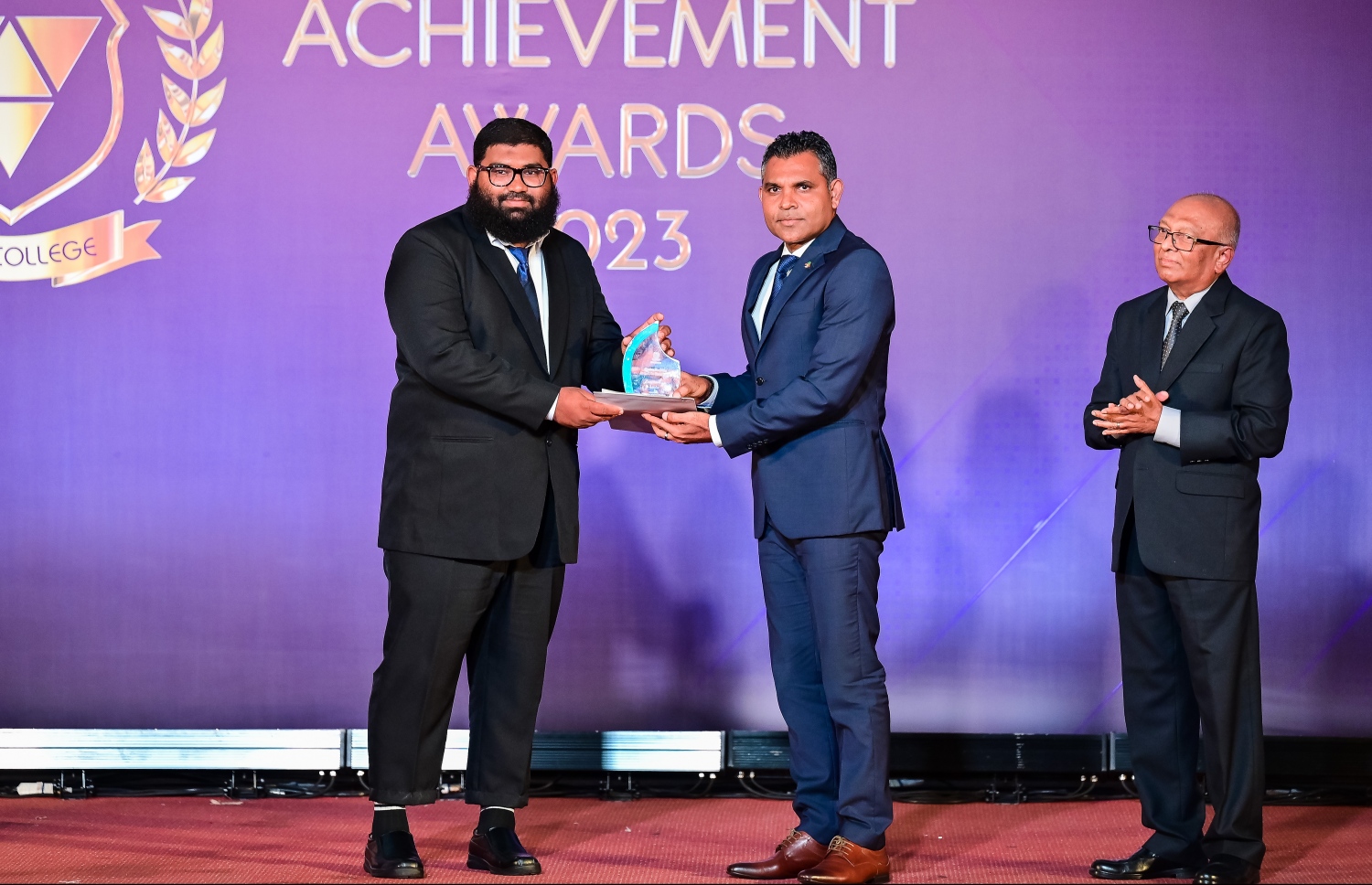 "ސްޓޫޑެންޓް އެޗީވްމަންޓް އެވޯޑްސް ނައިޓް"ގައި އެވޯޑު ހޯދި ދަރިވަރަކަށް ނައިބު ރައީސް ފައިސަލް ނަސީމް އެވޯޑު ހަވާލުކޮށްދެއްވަނީ. -- ފޮޓޯ: ނިޝާން އަލީ | މިހާރު