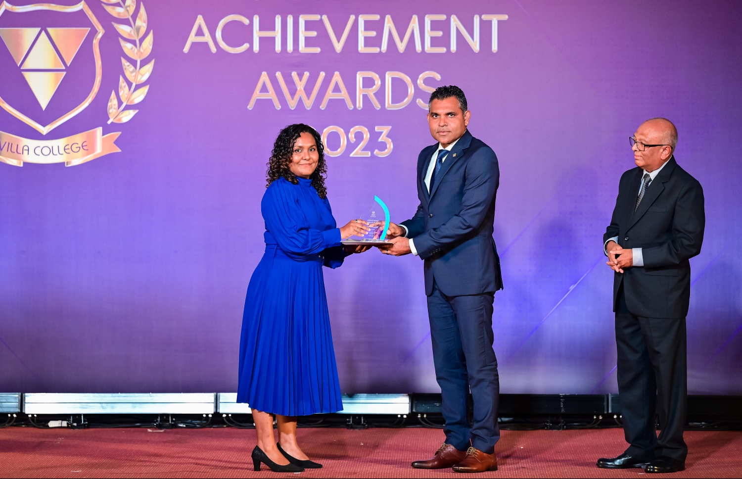 "ސްޓޫޑެންޓް އެޗީވްމަންޓް އެވޯޑްސް ނައިޓް"ގައި އެވޯޑު ހޯދި ދަރިވަރަކަށް ނައިބު ރައީސް ފައިސަލް ނަސީމް އެވޯޑު ހަވާލުކޮށްދެއްވަނީ. -- ފޮޓޯ: ނިޝާން އަލީ | މިހާރު