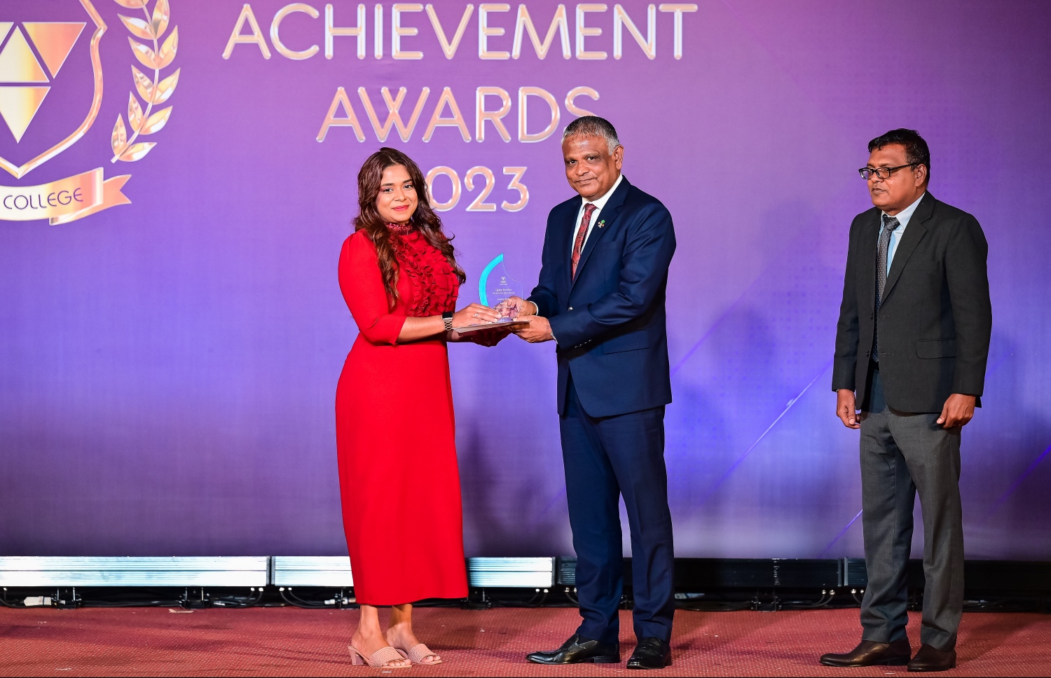 ވިލާ ކޮލެޖު ދަސްވެނިވުން