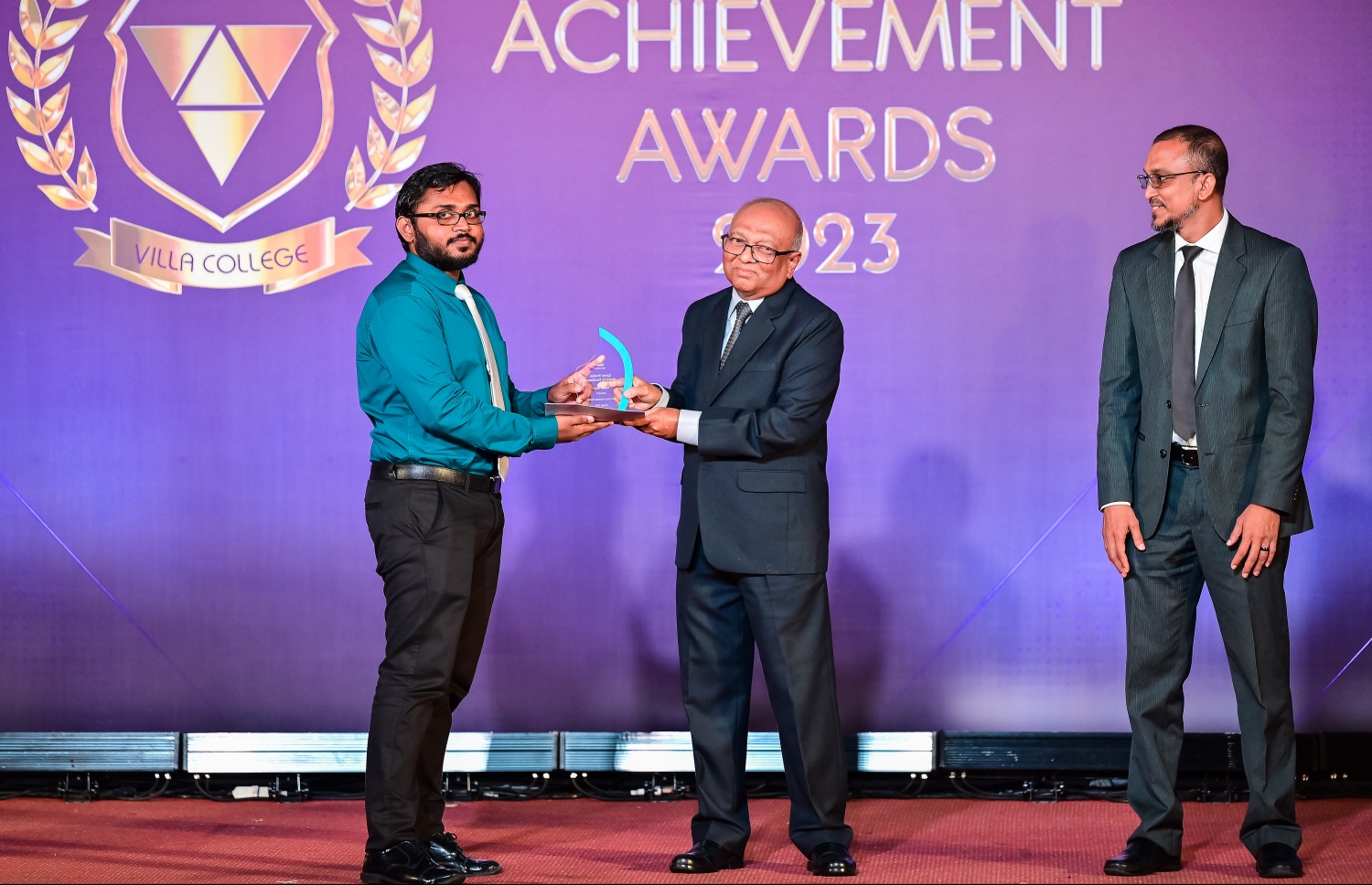 "ސްޓޫޑެންޓް އެޗީވްމަންޓް އެވޯޑްސް ނައިޓް"ގައި އެވޯޑު ހޯދި ދަރިވަރަކަށް އެވޯޑު ދެނީ. -- ފޮޓޯ: ނިޝާން އަލީ | މިހާރު