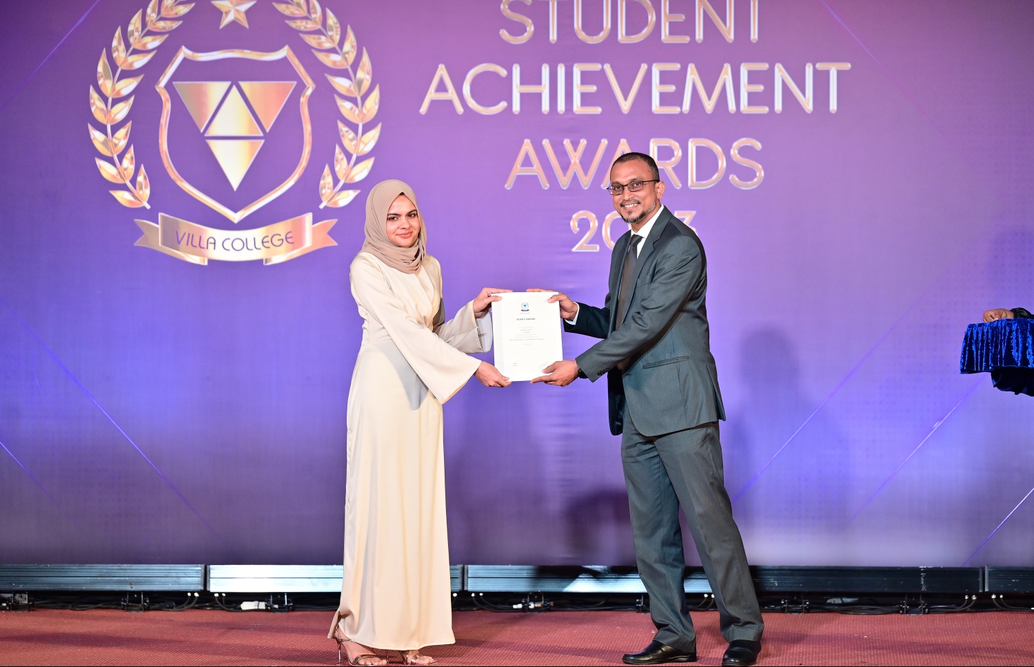 "ސްޓޫޑެންޓް އެޗީވްމަންޓް އެވޯޑްސް ނައިޓް"ގައި އެވޯޑު ހޯދި ދަރިވަރަކަށް އެވޯޑު ދެނީ. -- ފޮޓޯ: ނިޝާން އަލީ | މިހާރު