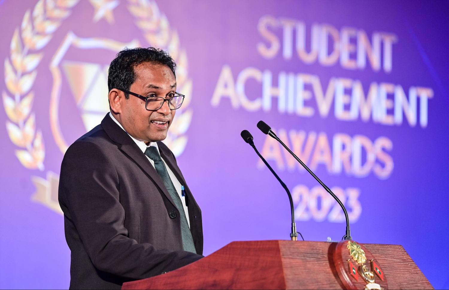 ވިލާ ކޮލެޖުން ދަސްވެނިވި ދަރިވަރުންގެ ތެރެއިން މަތީ ވަނަތައް ހާސިލްކުރި ދަރިވަރުންނަށް އެވޯޑު ދިނުމަށް ބޭއްވި "ސްޓޫޑެންޓް އެޗީވްމަންޓް އެވޯޑްސް ނައިޓް" ހަފްލާގައި ވިލާ ކޮލެޖުގެ ވައިސް ރެކްޓާ ޑރ އަލީ ނަޖީބު ވާހަކަ ދައްކަވަނީ .-- ފޮޓޯ: ނިޝާން އަލީ | މިހާރު