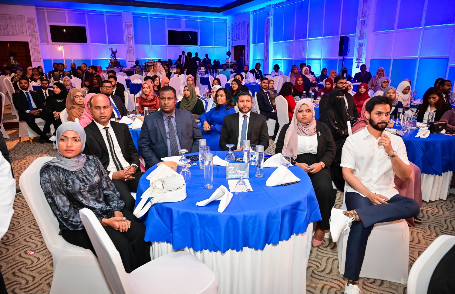 ވިލާ ކޮލެޖުން ދަސްވެނިވި ދަރިވަރުންގެ ތެރެއިން މަތީ ވަނަތައް ހާސިލްކުރި ދަރިވަރުންނަށް އެވޯޑު ދިނުމަށް ބޭއްވި "ސްޓޫޑެންޓް އެޗީވްމަންޓް އެވޯޑްސް ނައިޓް" ހަފްލާގައި ބައިވެރިވި ބައެއް ދަރިވަރުން.-- ފޮޓޯ: ނިޝާން އަލީ | މިހާރު