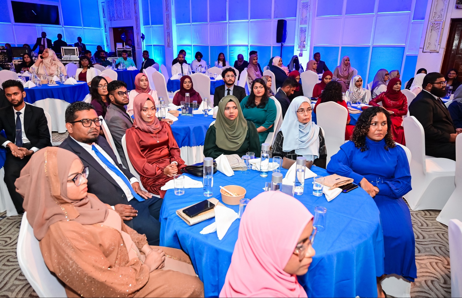 ވިލާ ކޮލެޖުން ދަސްވެނިވި ދަރިވަރުންގެ ތެރެއިން މަތީ ވަނަތައް ހާސިލްކުރި ދަރިވަރުންނަށް އެވޯޑު ދިނުމަށް ބޭއްވި "ސްޓޫޑެންޓް އެޗީވްމަންޓް އެވޯޑްސް ނައިޓް" ހަފްލާގައި ބައިވެރިވި ބައެއް ދަރިވަރުން.-- ފޮޓޯ: ނިޝާން އަލީ | މިހާރު