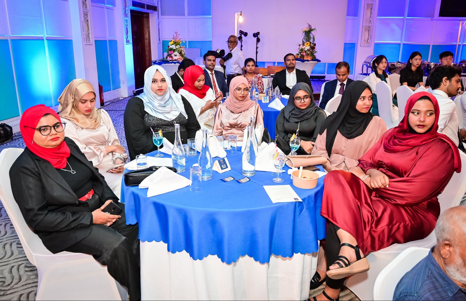 ވިލާ ކޮލެޖުން ދަސްވެނިވި ދަރިވަރުންގެ ތެރެއިން މަތީ ވަނަތައް ހާސިލްކުރި ދަރިވަރުންނަށް އެވޯޑު ދިނުމަށް ބޭއްވި "ސްޓޫޑެންޓް އެޗީވްމަންޓް އެވޯޑްސް ނައިޓް" ހަފްލާގައި ބައިވެރިވި ބައެއް ދަރިވަރުން.-- ފޮޓޯ: ނިޝާން އަލީ | މިހާރު