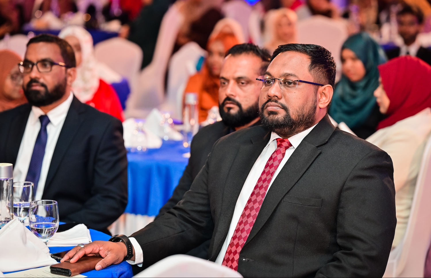 ވިލާ ކޮލެޖުން ދަސްވެނިވި ދަރިވަރުންގެ ތެރެއިން މަތީ ވަނަތައް ހާސިލްކުރި ދަރިވަރުންނަށް އެވޯޑު ދިނުމަށް ބޭއްވި "ސްޓޫޑެންޓް އެޗީވްމަންޓް އެވޯޑްސް ނައިޓް" ހަފްލާގައި ބައިވެރިވި ބައެއް ދަރިވަރުން.-- ފޮޓޯ: ނިޝާން އަލީ | މިހާރު