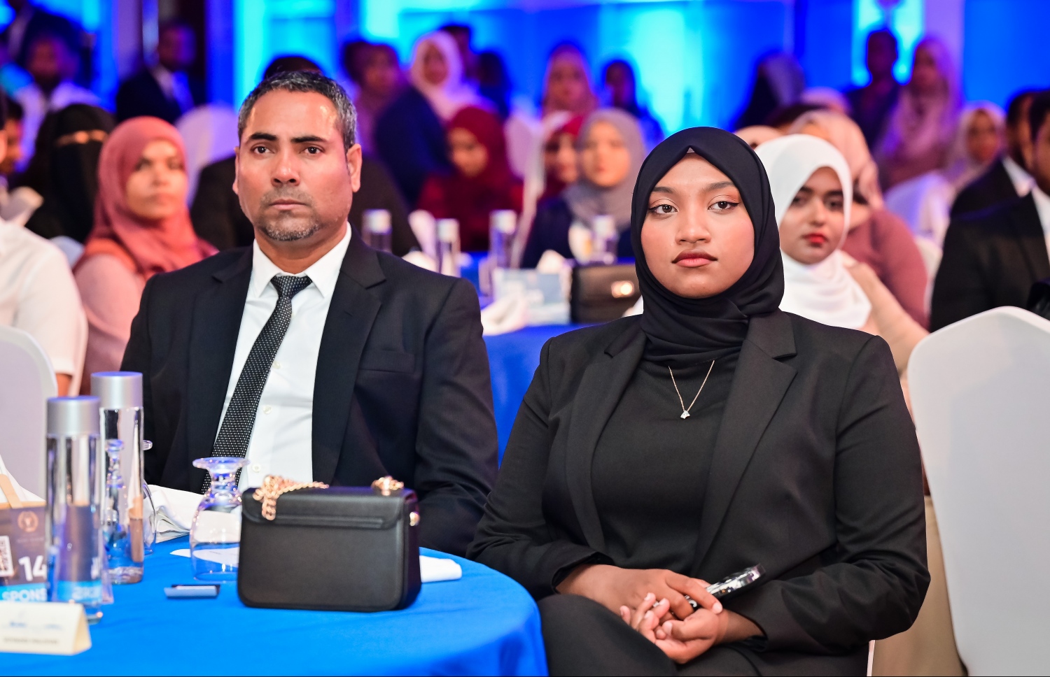 ވިލާ ކޮލެޖުން ދަސްވެނިވި ދަރިވަރުންގެ ތެރެއިން މަތީ ވަނަތައް ހާސިލްކުރި ދަރިވަރުންނަށް އެވޯޑު ދިނުމަށް ބޭއްވި "ސްޓޫޑެންޓް އެޗީވްމަންޓް އެވޯޑްސް ނައިޓް" ހަފްލާގައި ބައިވެރިވި ބައެއް ދަރިވަރުން.-- ފޮޓޯ: ނިޝާން އަލީ | މިހާރު