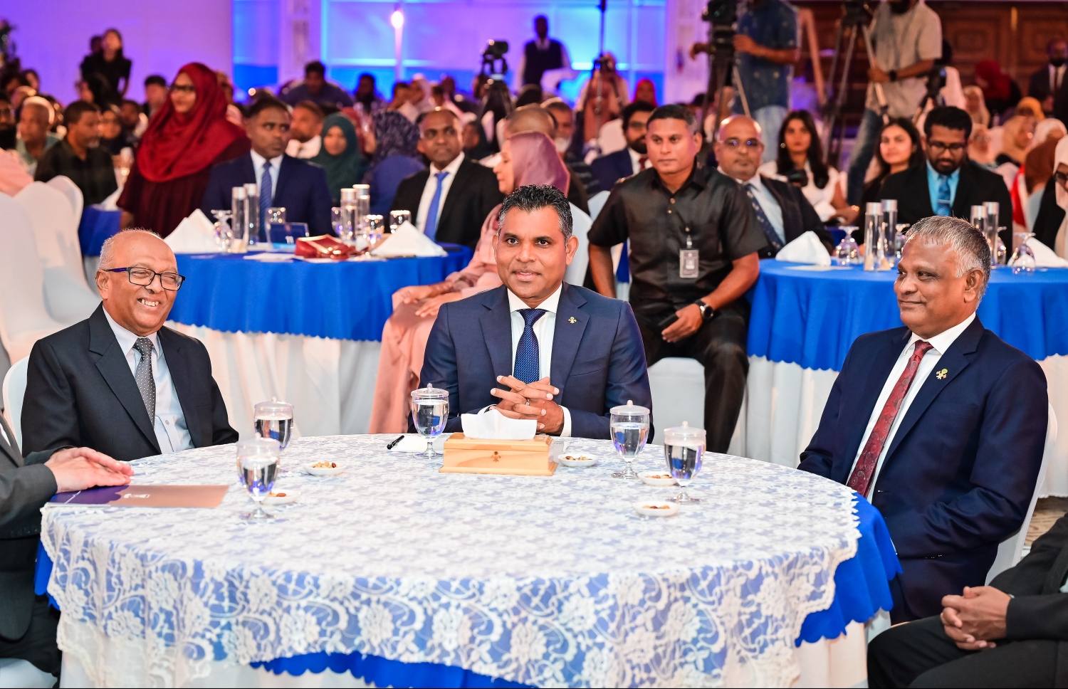 ވިލާ ކޮލެޖުން ދަސްވެނިވި ދަރިވަރުންގެ ތެރެއިން މަތީ ވަނަތައް ހާސިލްކުރި ދަރިވަރުންނަށް އެވޯޑު ދިނުމަށް ބޭއްވި "ސްޓޫޑެންޓް އެޗީވްމަންޓް އެވޯޑްސް ނައިޓް" ހަފްލާގައި ނާއިބު ރައީސް ފައިސަލް ނަސީމް އާއި ވިލާ ކޮލެޖުގެ ރެކްޓާ ޑރ. އަހުމަދު އަންވަރު (ވ) އަދި އެ ކޮލެޖުގެ ވައިސް ރެކްޓާ ޑރ އަލީ ނަޖީބު ބައިވެރިވެވަޑައިގަންނަވަނީ.-- ފޮޓޯ: ނިޝާން އަލީ | މިހާރު