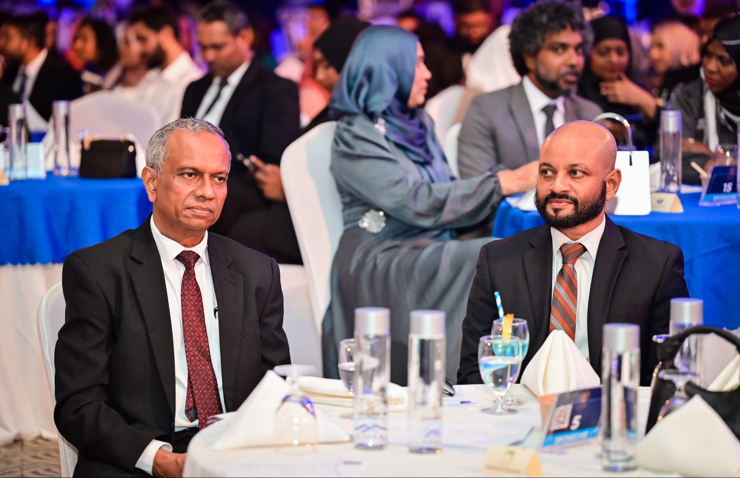 ވިލާ ކޮލެޖުން ދަސްވެނިވި ދަރިވަރުންގެ ތެރެއިން މަތީ ވަނަތައް ހާސިލްކުރި ދަރިވަރުންނަށް އެވޯޑު ދިނުމަށް ބޭއްވި "ސްޓޫޑެންޓް އެޗީވްމަންޓް އެވޯޑްސް ނައިޓް ހަފްލާގައި ފާރިސް މައުމޫން ބައިވެރިވަނީ.-- ފޮޓޯ: ނިޝާން އަލީ | މިހާރު